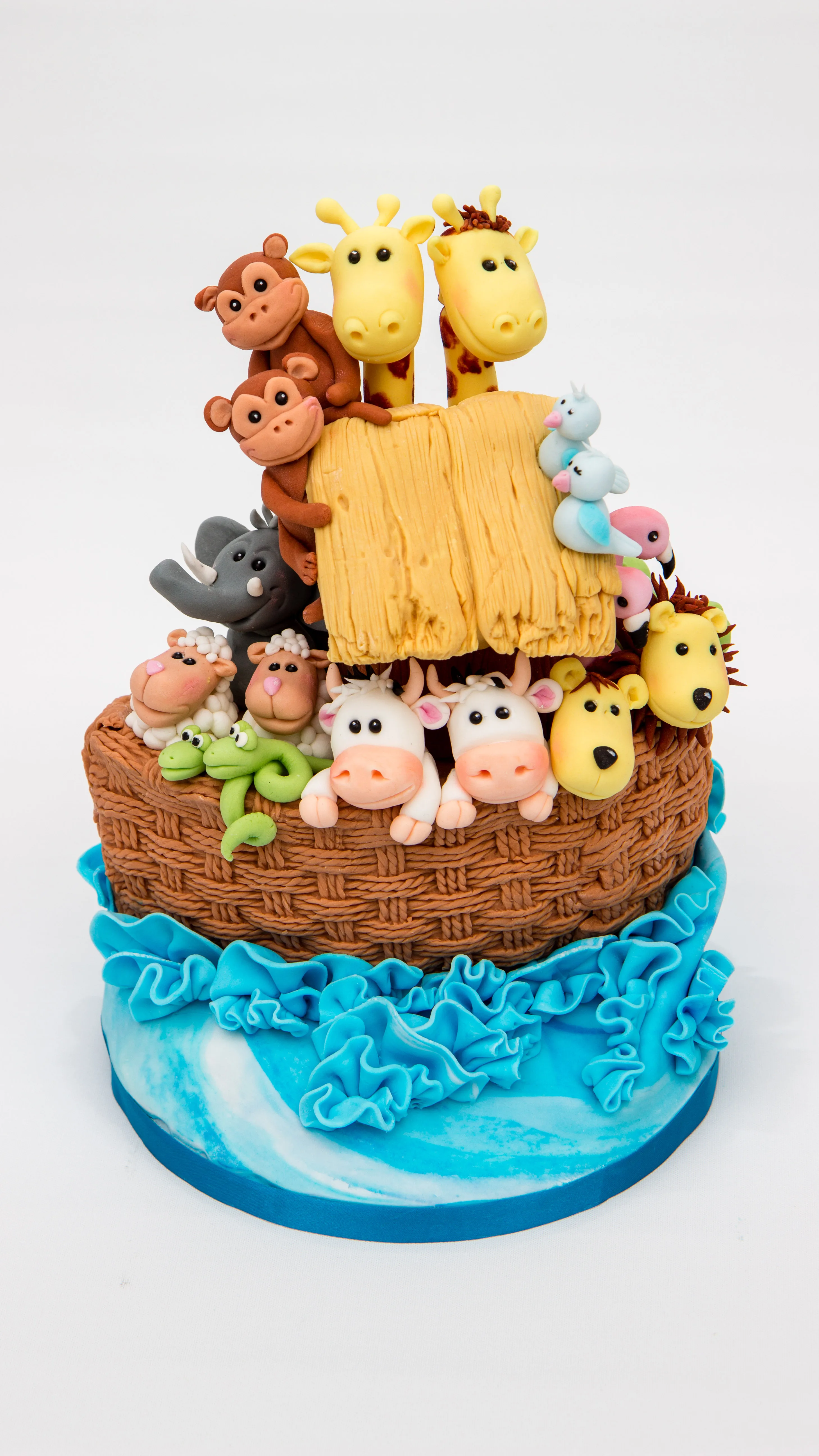 Tauftorte als Arche Noah mit handmodellierten Tierpaaren aus Fondant