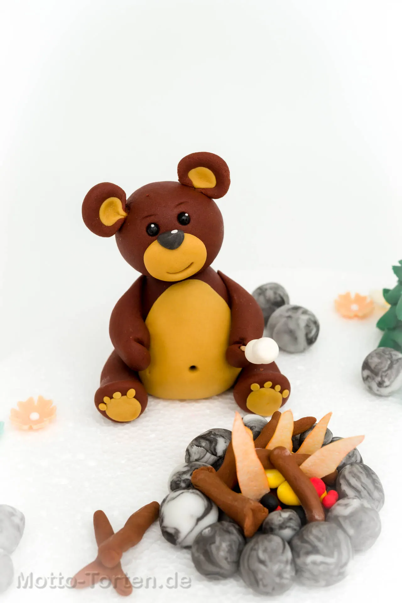 Handmodellierte Tortenfigur: Bär am Lagerfeuer