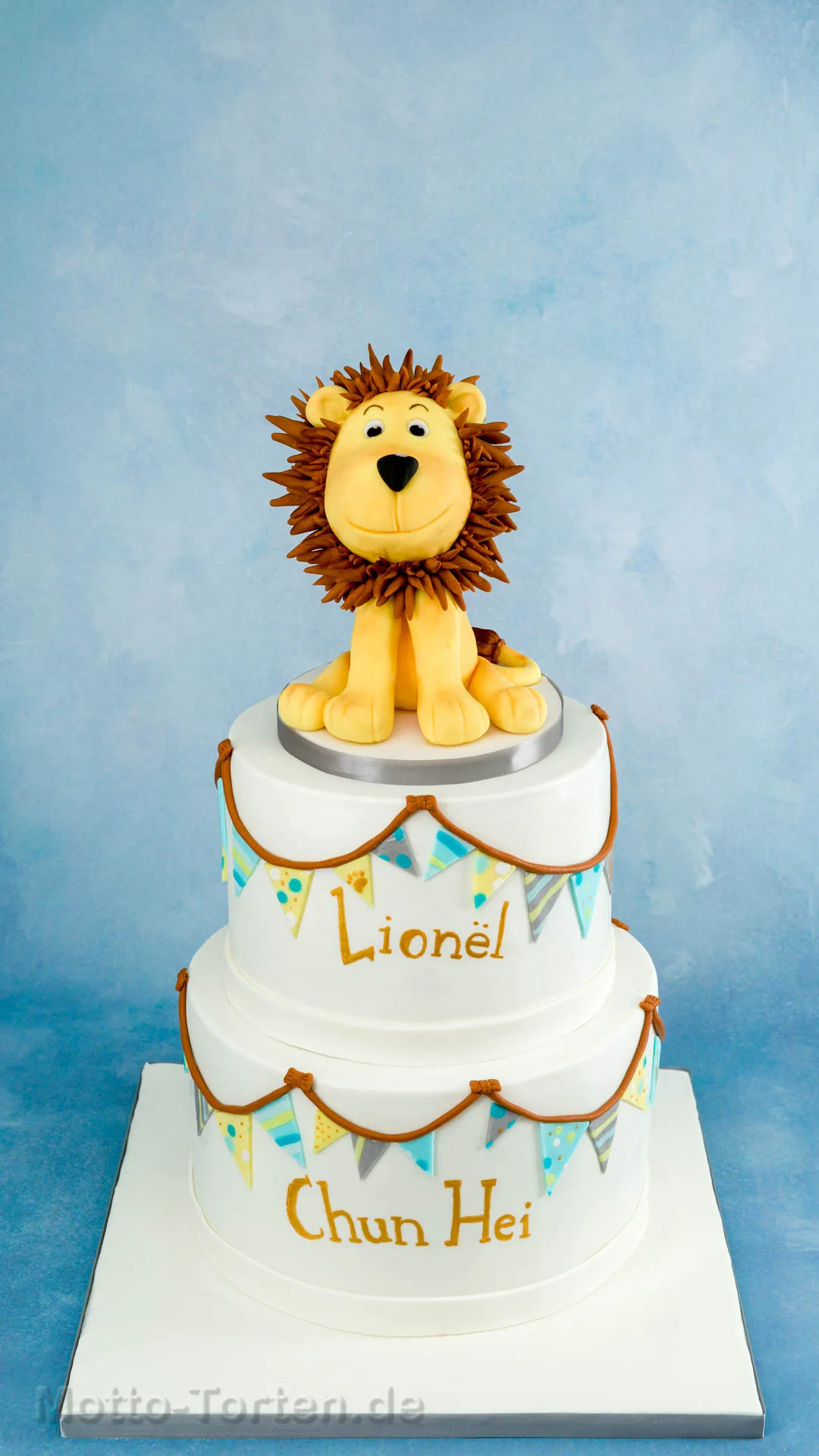 Babytorte mit modelliertem Löwen