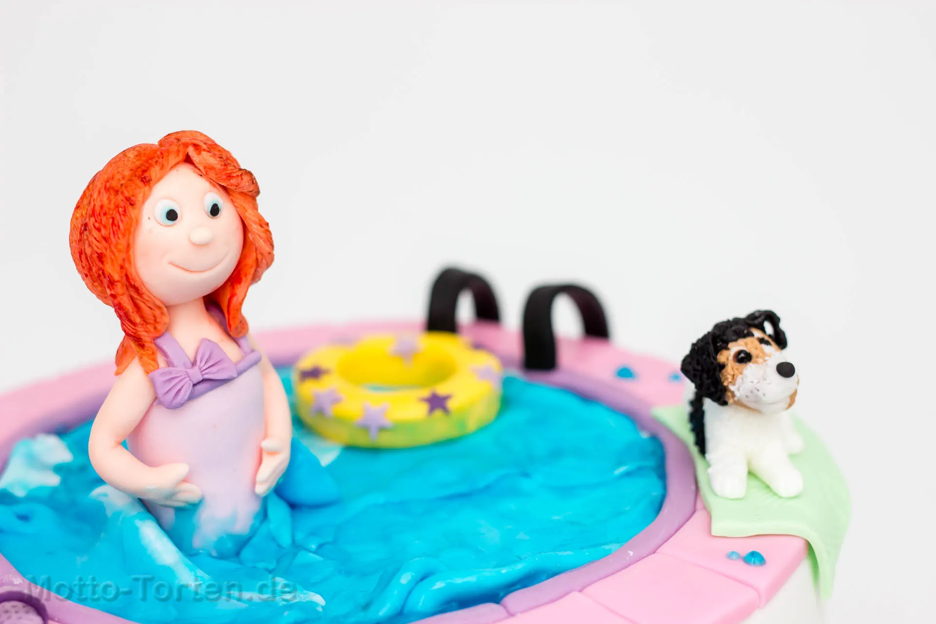 Handmodellierte Hundefigur (Basset) aus Fondant
