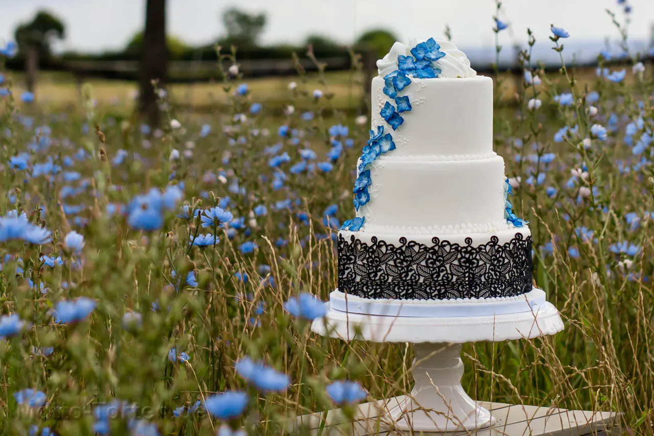 Hochzeitstorte mit blauen Zuckerblüten
