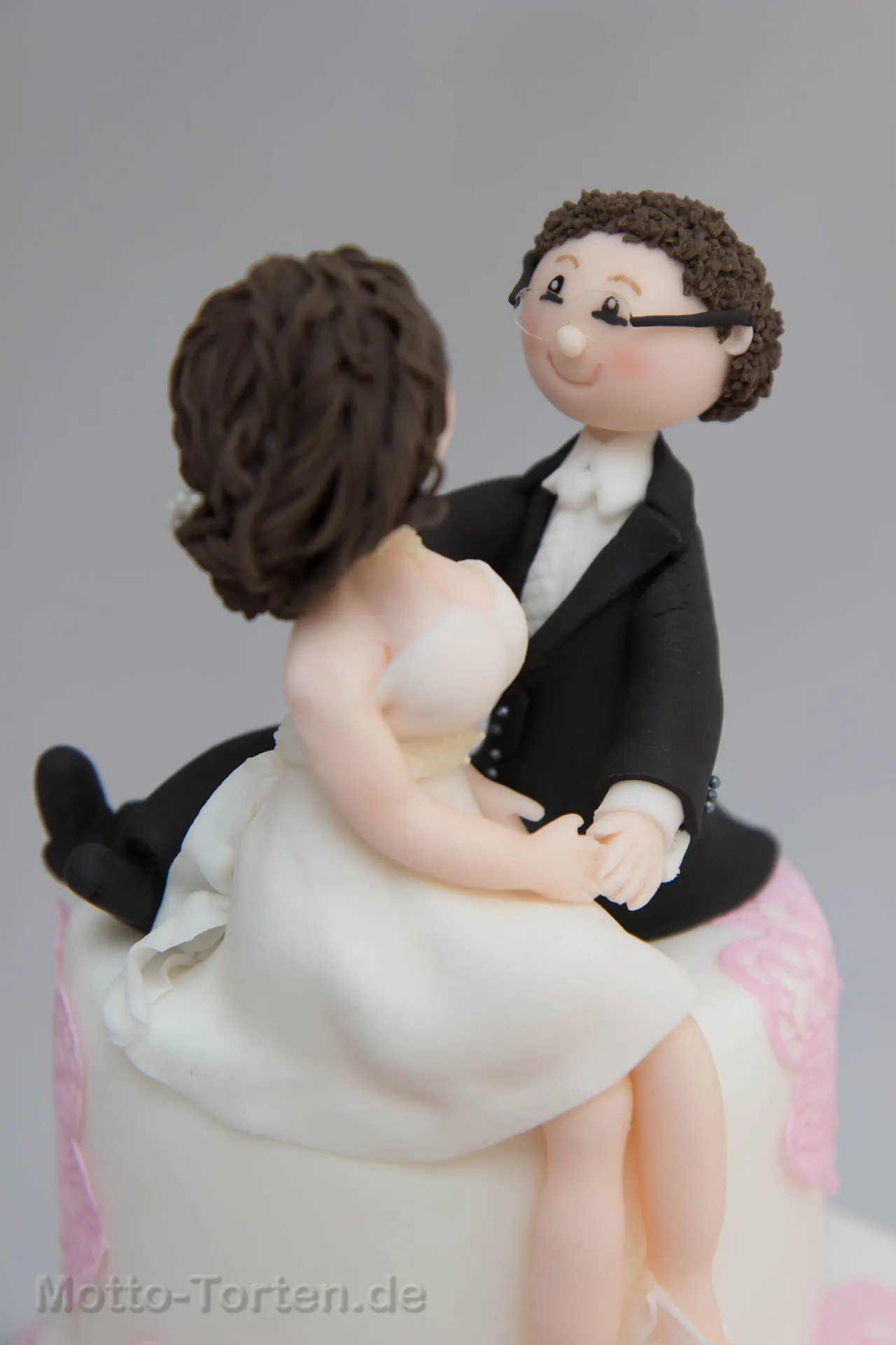 Fein modelliertes Brautpaar aus Fondant
