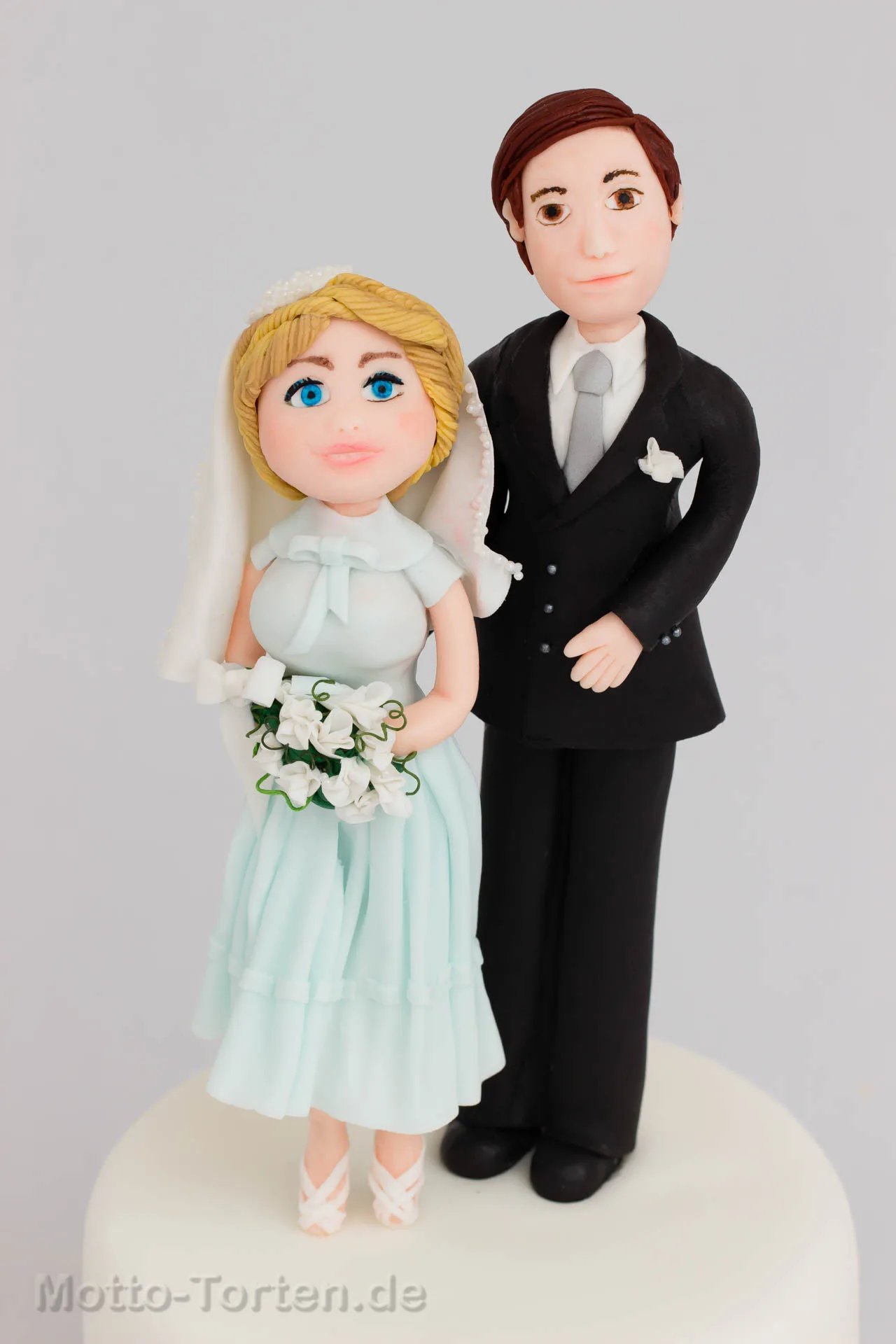 Realistisch modelliertes älteres Brautpaar zur Diamantenen Hochzeit aus Fondant