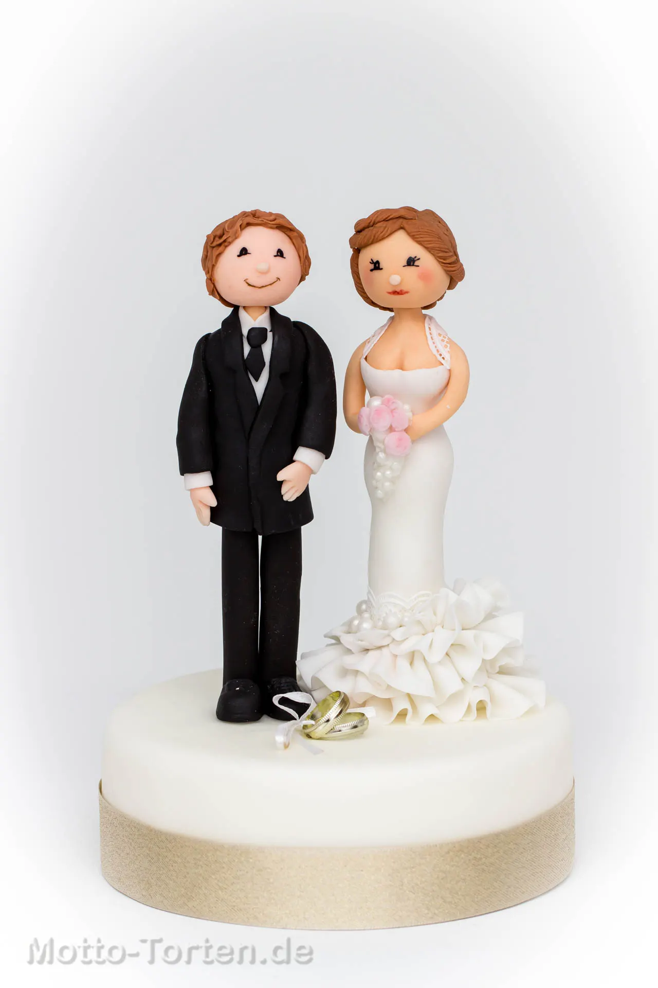 Handmodelliertes Brautpaar aus Fondant mit Eheringen