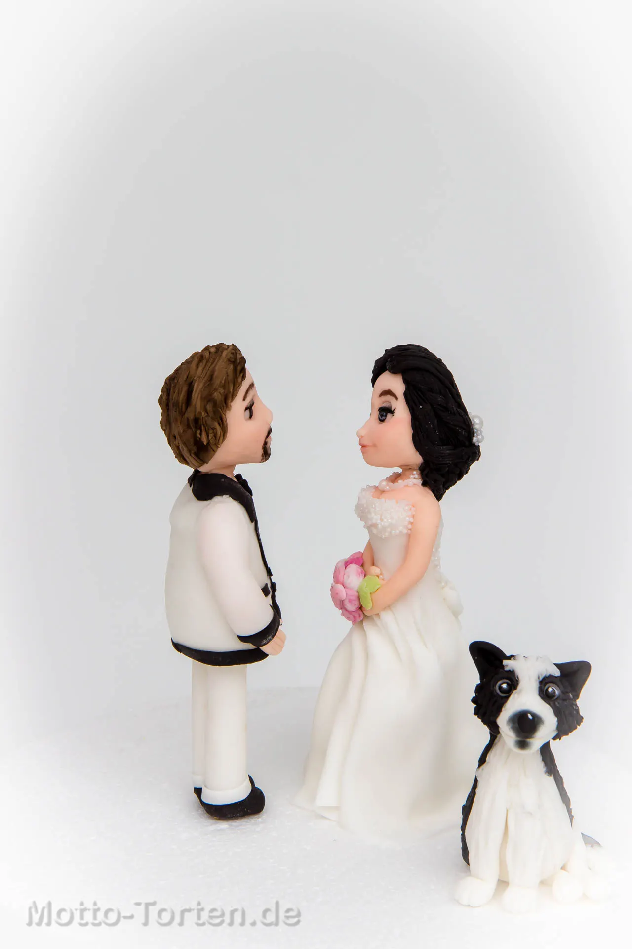Handmodelliertes Brautpaar mit Hund aus Fondant