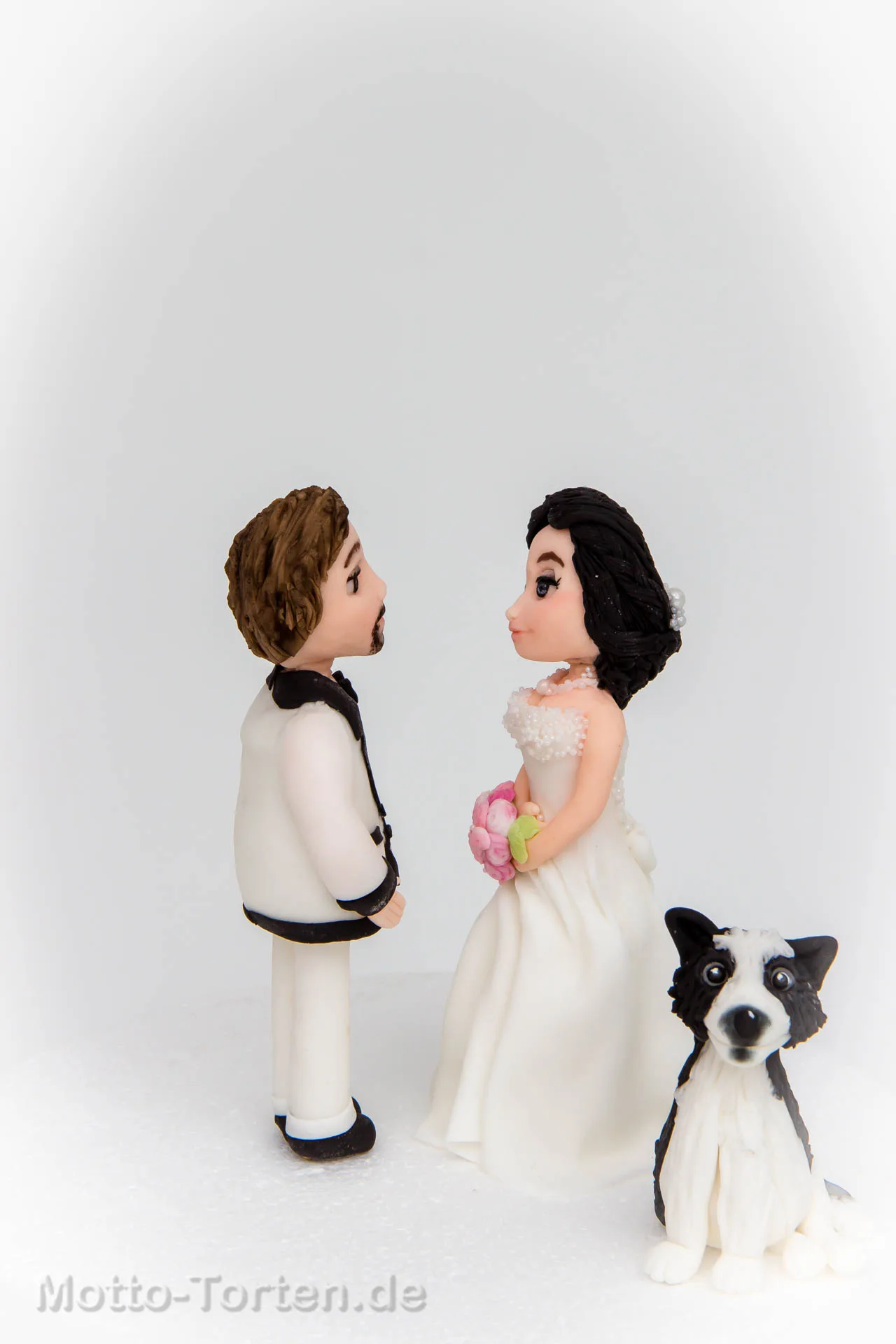 Handmodelliertes Brautpaar mit Hund aus Fondant