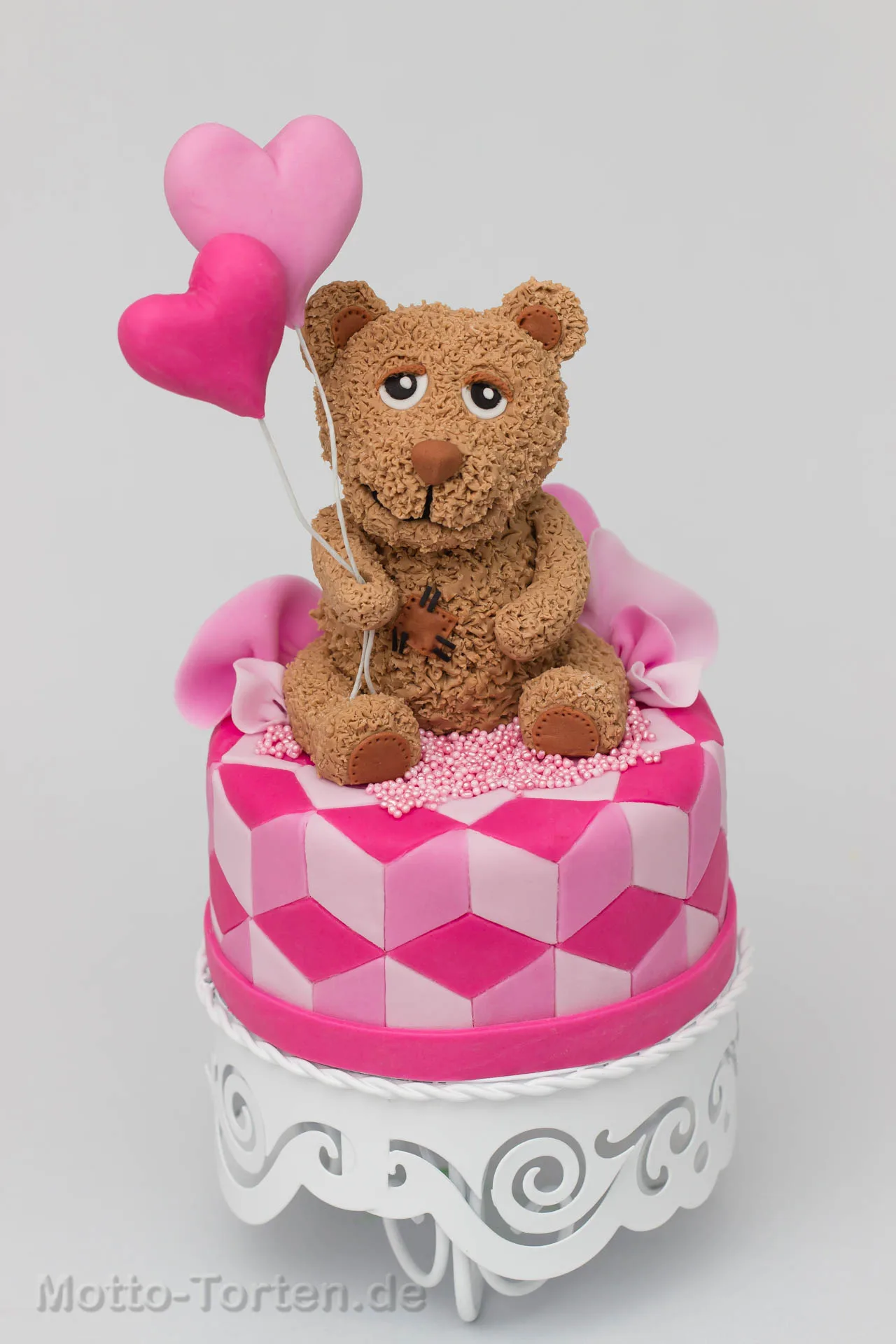 Kleine Torte mit handmodelliertem Teddybär aus Fondant mit flauschig strukturiertem Fell