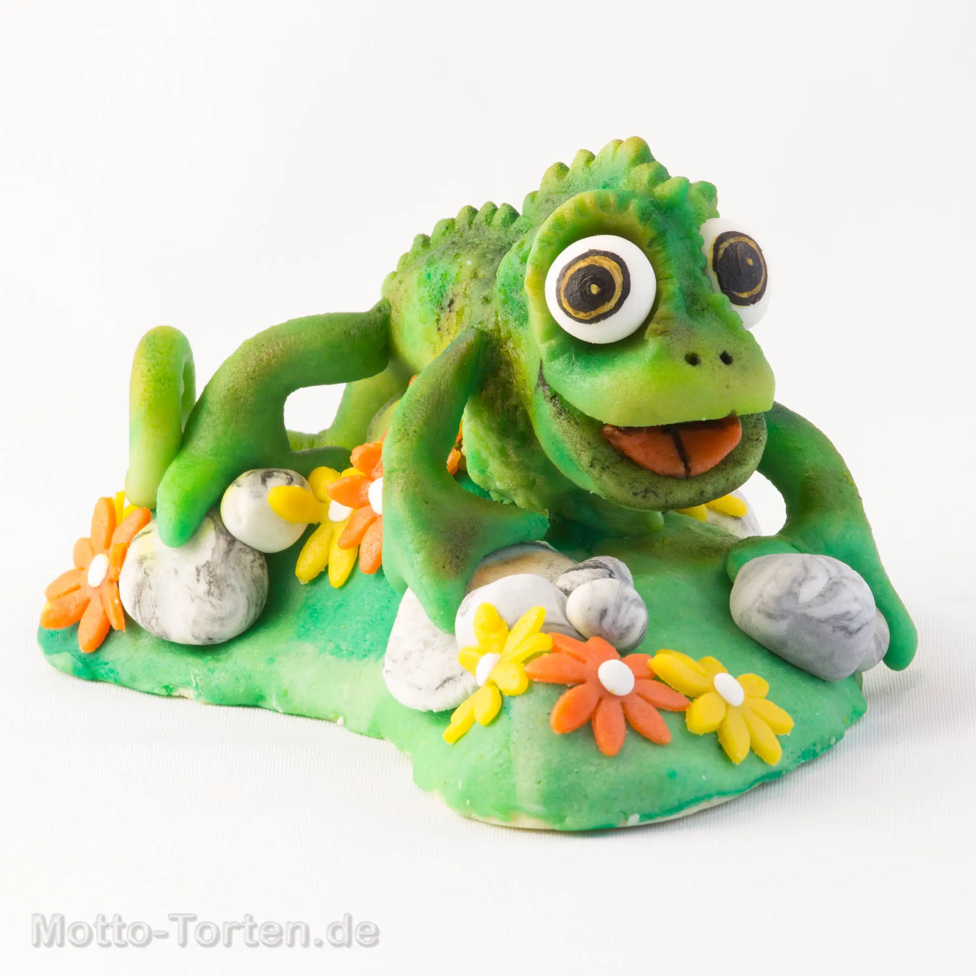 Handmodelliertes Chamäleon aus Fondant mit strukturierter Haut und eingerolltem Schwanz