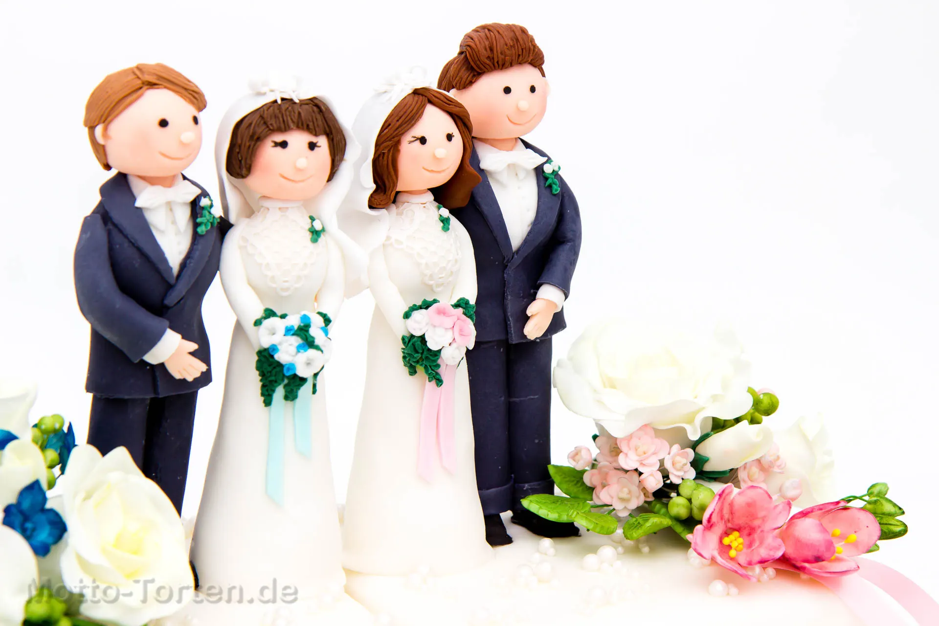 Handmodelliertes Brautpaar auf einer doppelten Hochzeitstorte