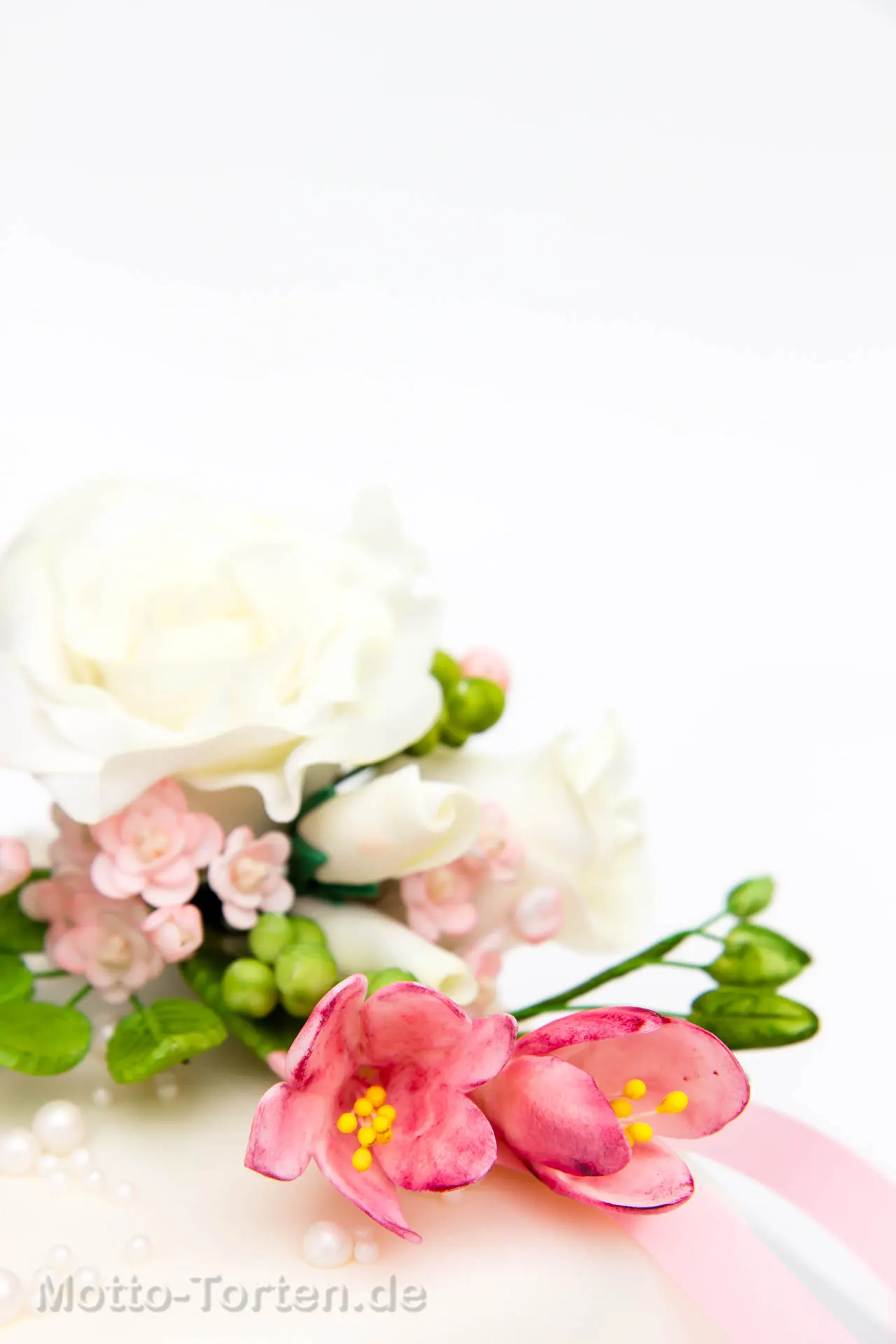 Doppelte Hochzeitstorte mit floralem Blütendekor