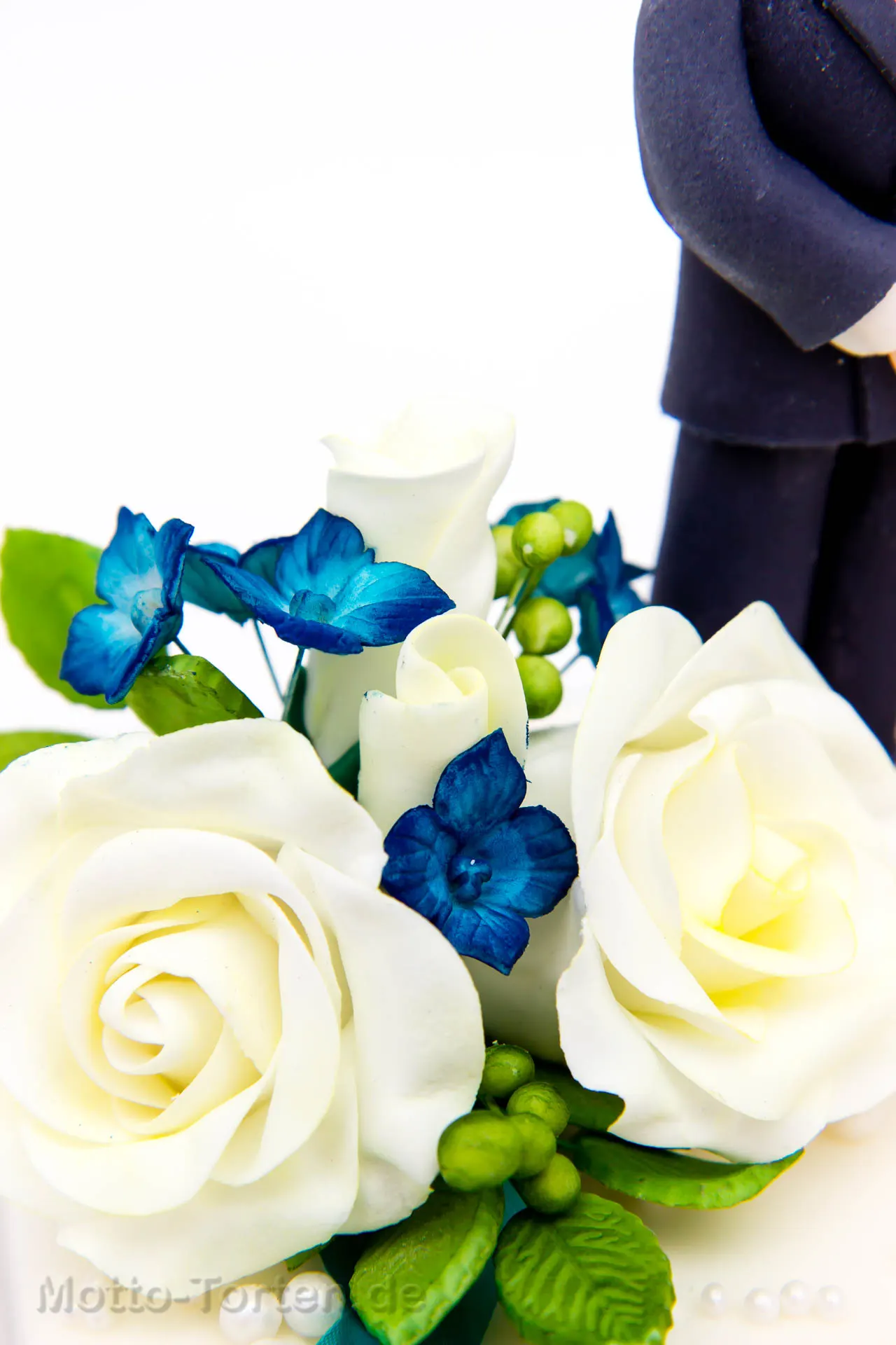 Doppelte Hochzeitstorte mit üppigem Blütenschmuck