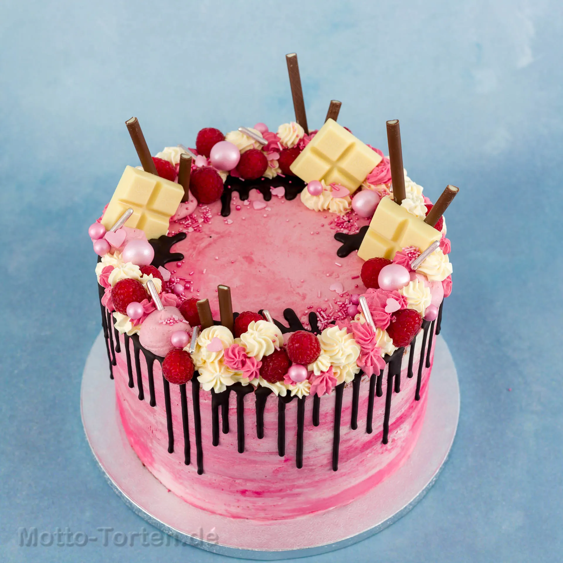 Drip Cake mit Himbeeren und Buttercreme