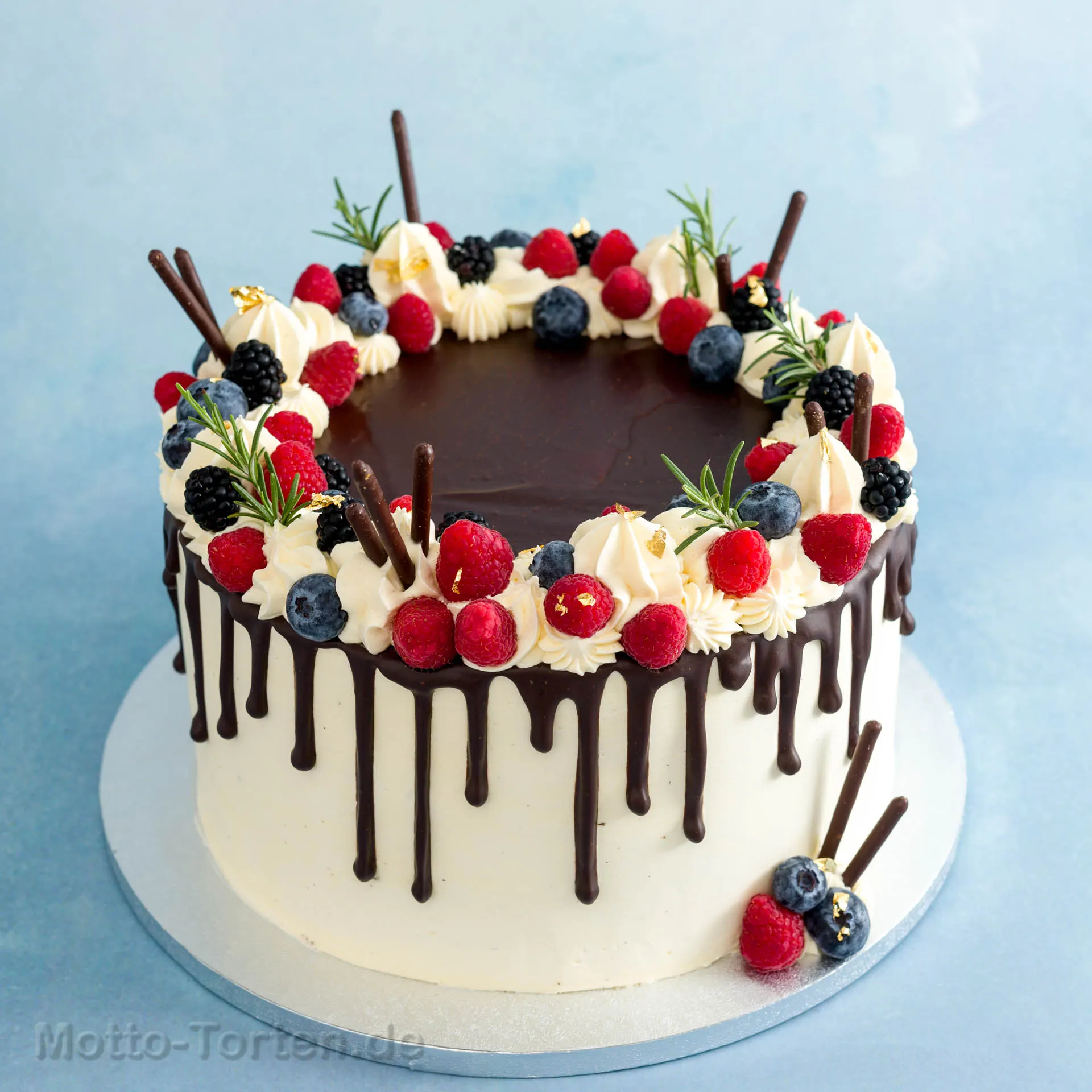 Buttercremetorte als Drip Cake mit herablaufender Glasur