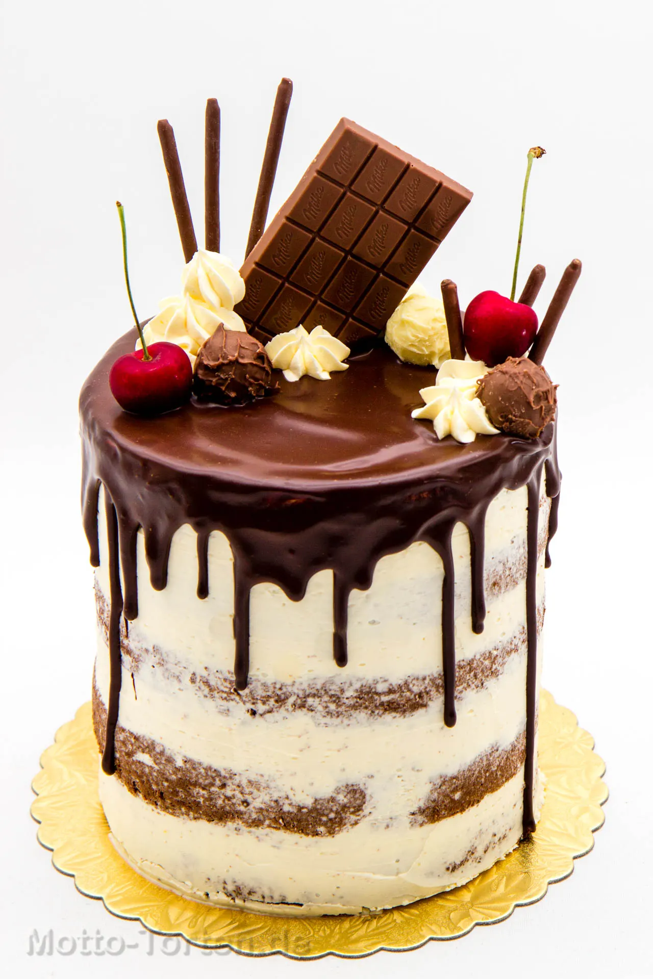 Drip Cake mit Buttercreme und Dekor