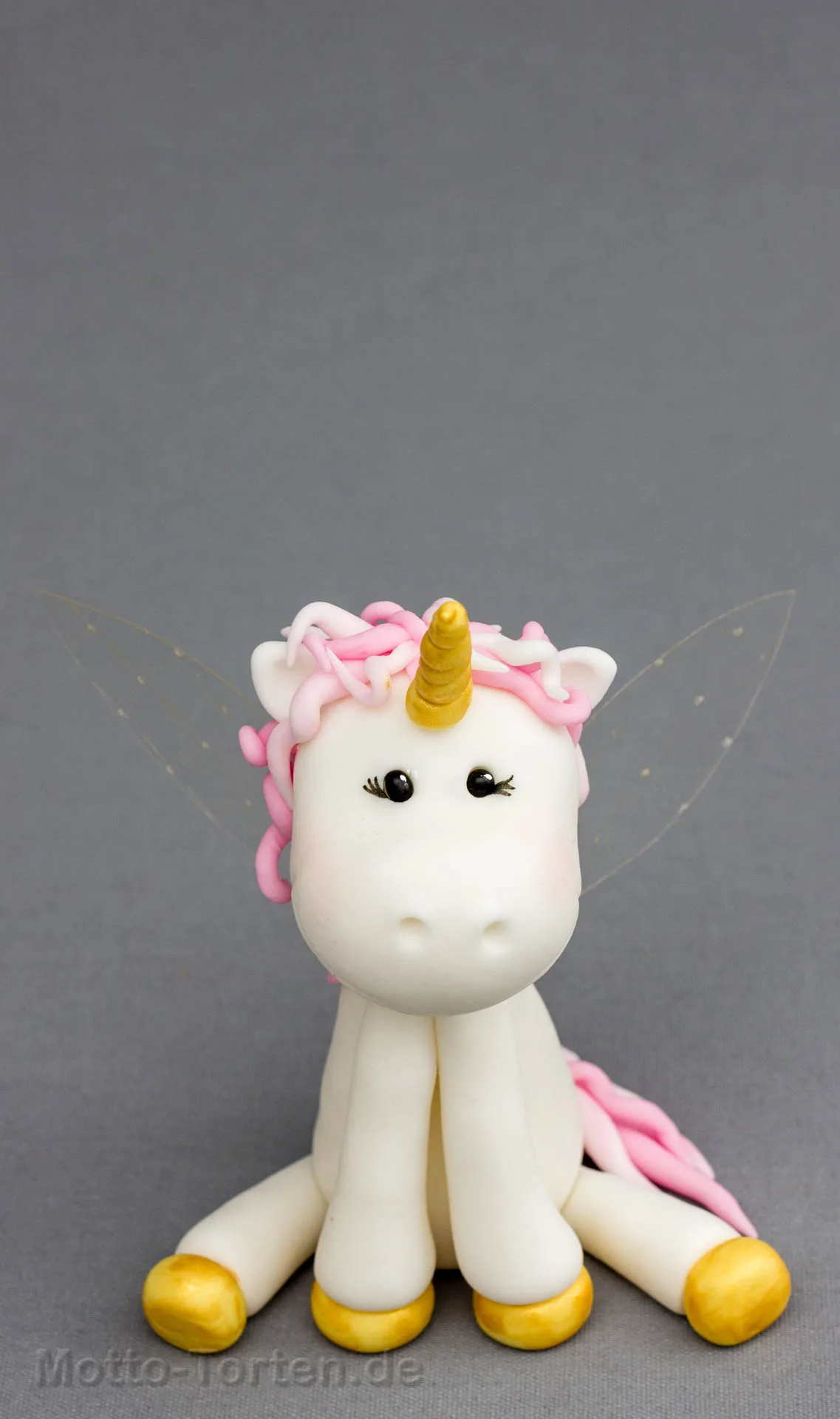 Handmodellierte Einhorn-Figur aus Fondant als Beispiel für eine einfache Tierfigur