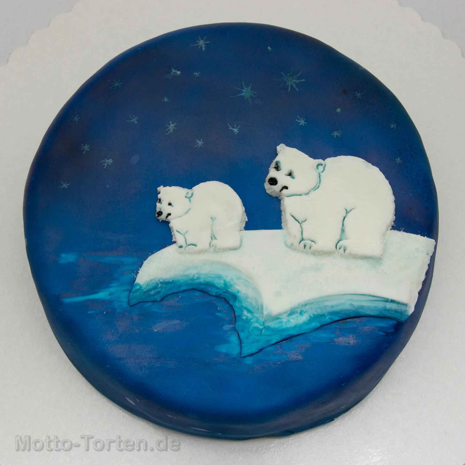 Torte mit handmodelliertem Eisbären aus Fondant