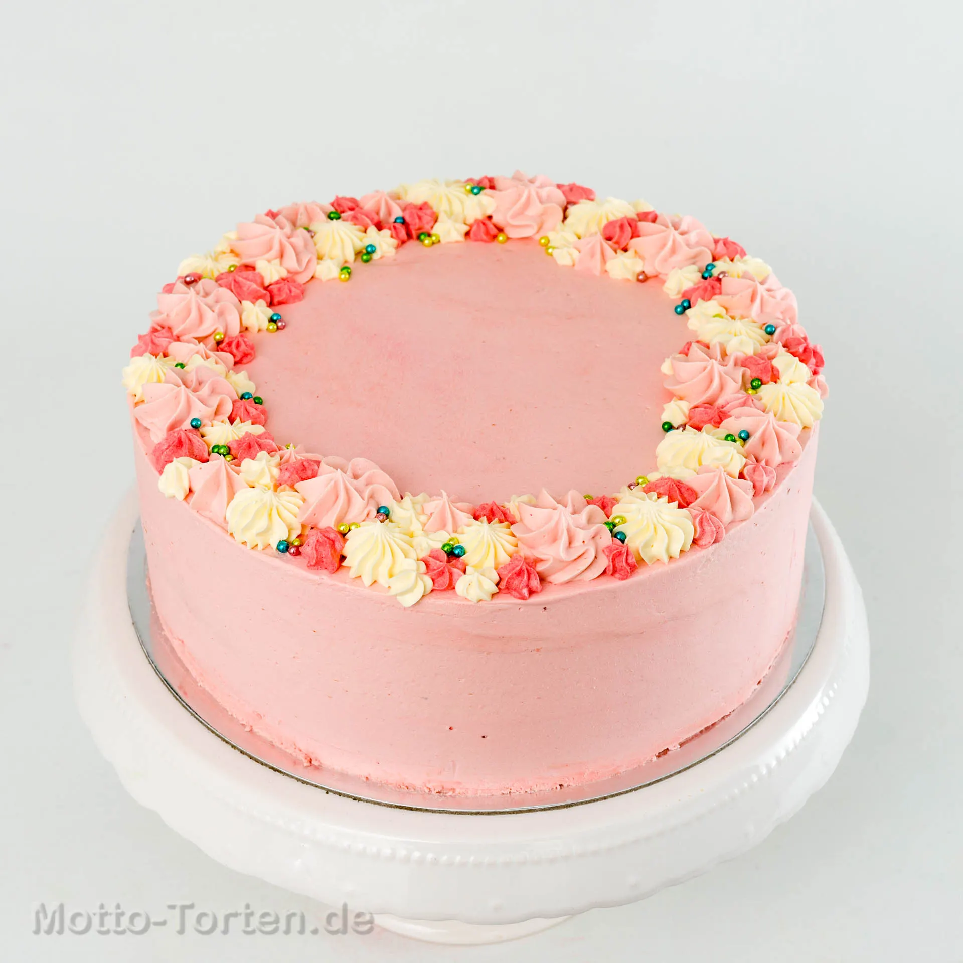 Buttercremetorte mit frischen Erdbeeren