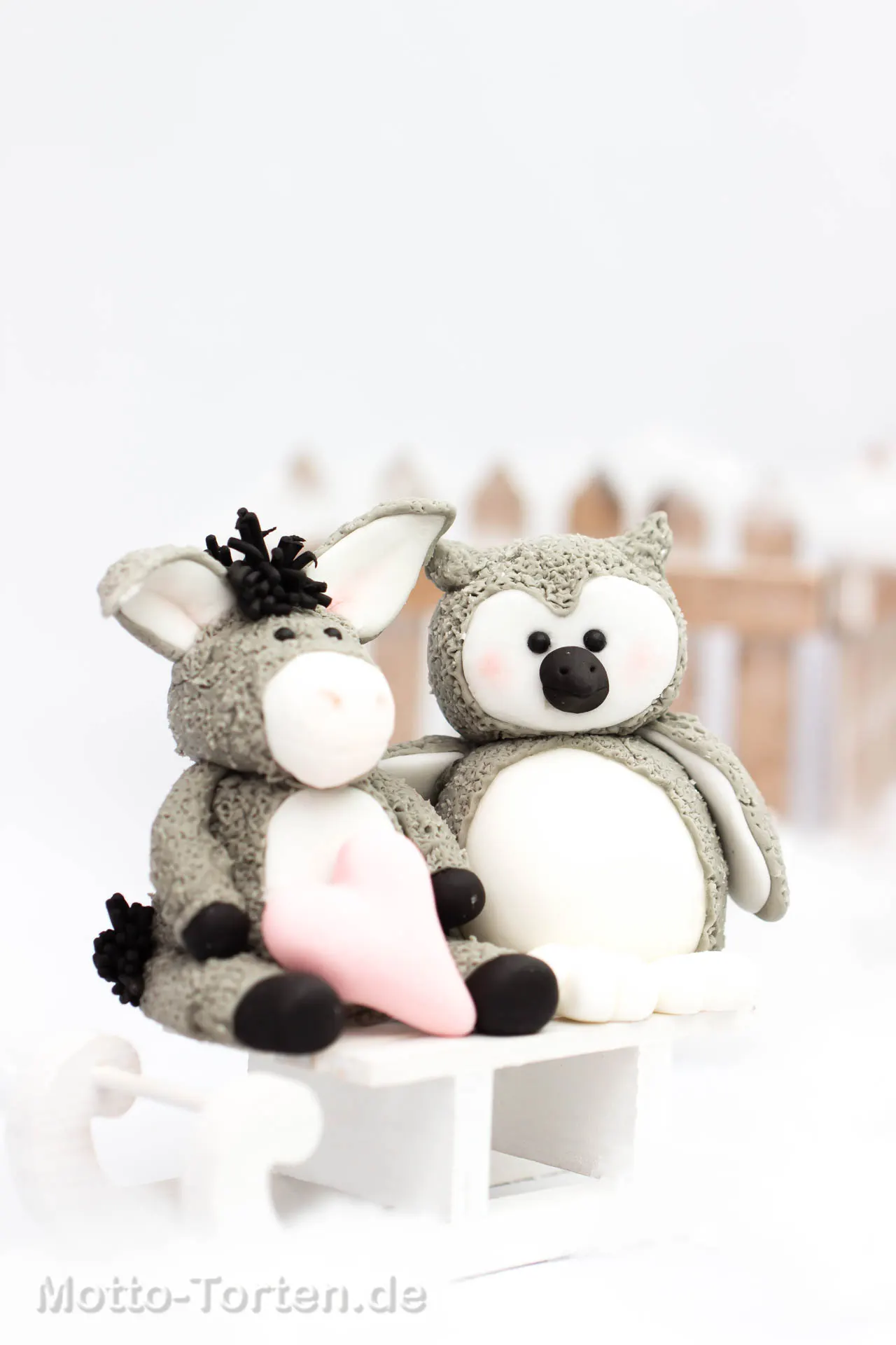 Handmodellierte Figuren: Esel und Eule aus Fondant