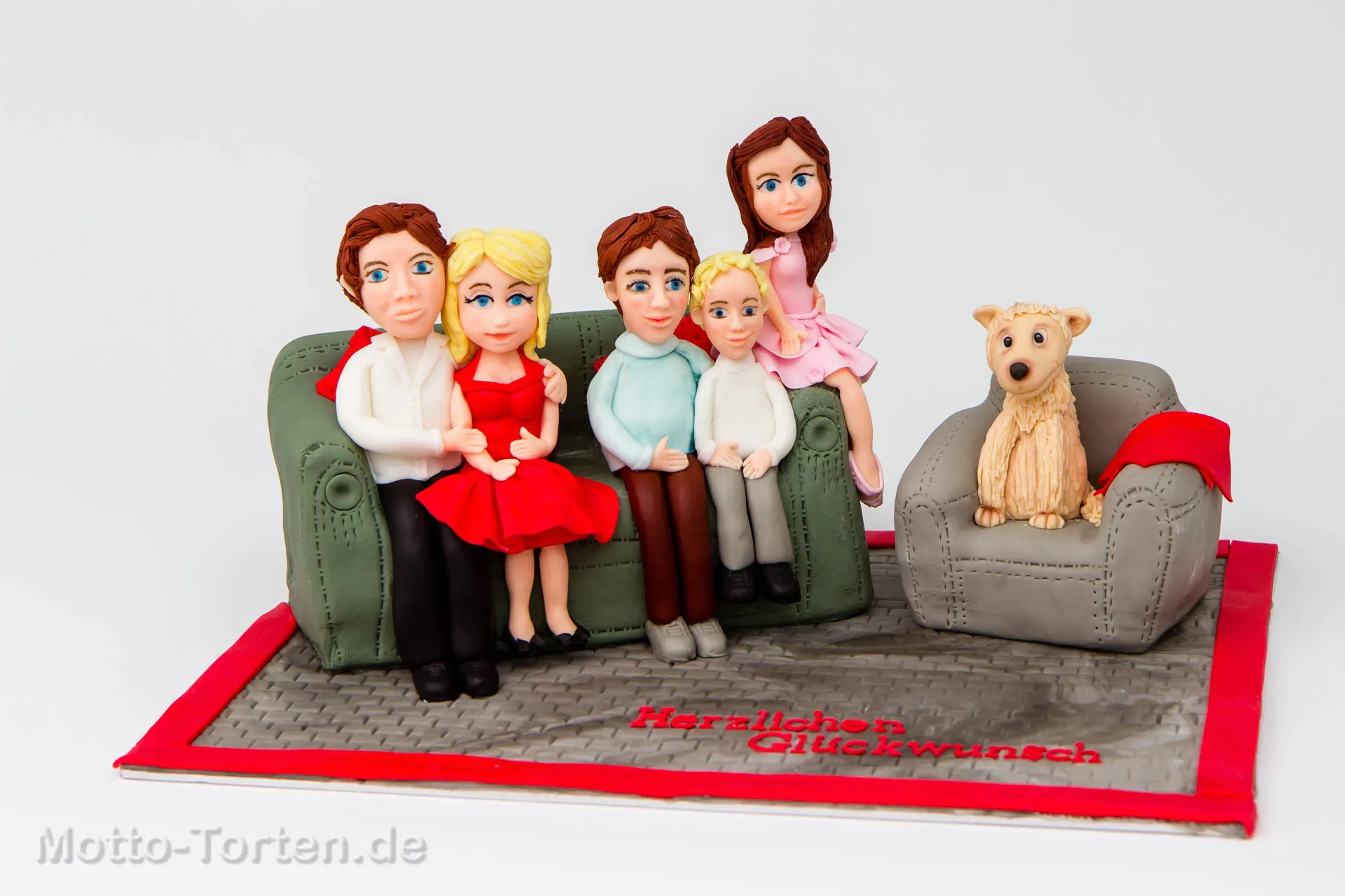 Handmodellierte Familienfiguren mit Hund aus Fondant