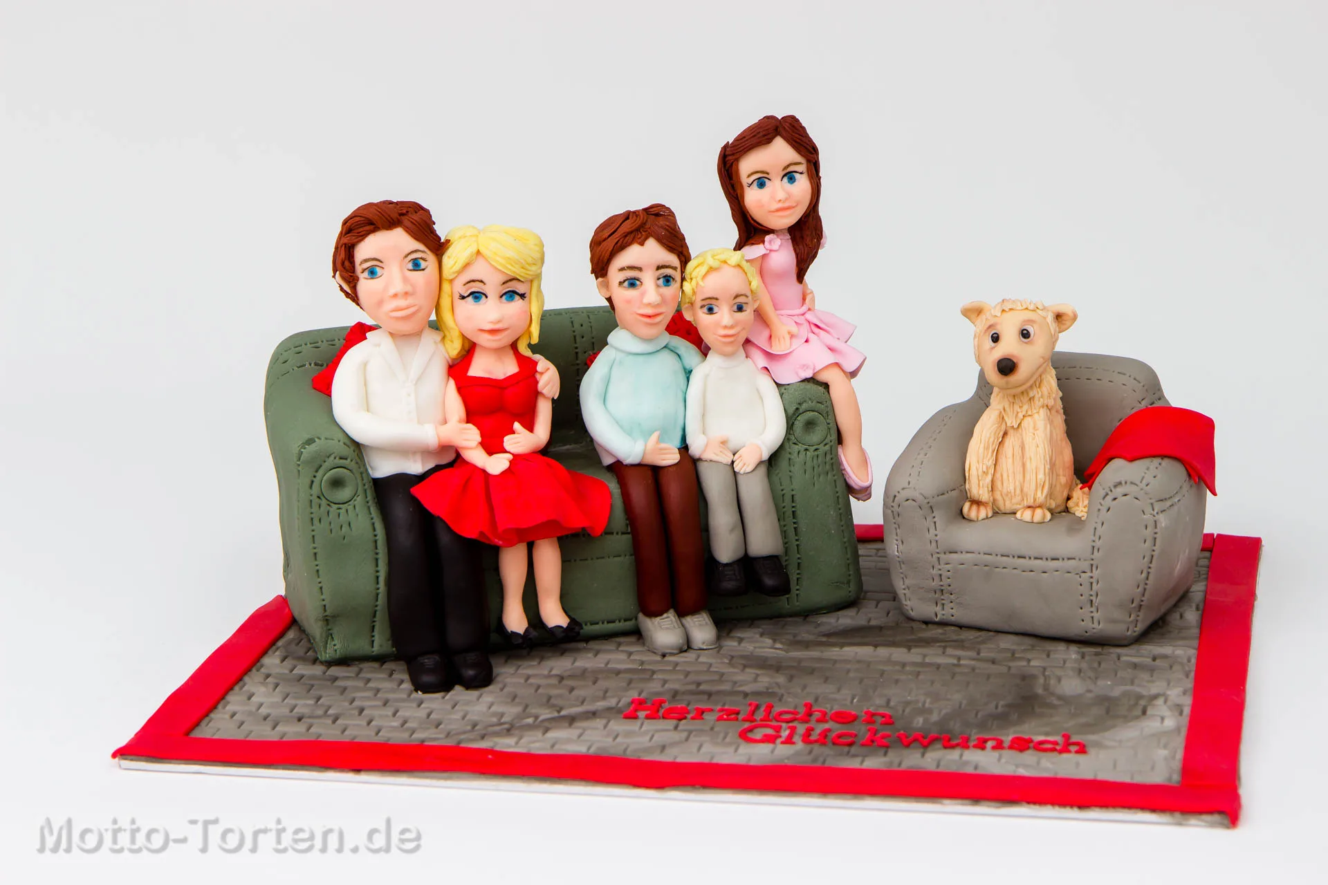 Handmodellierte Familienfiguren mit Hund aus Fondant