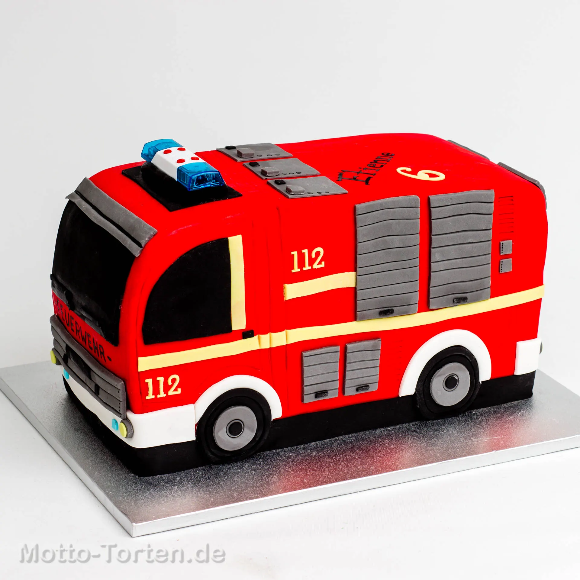 Geburtstagstorte in Form eines Feuerwehrautos