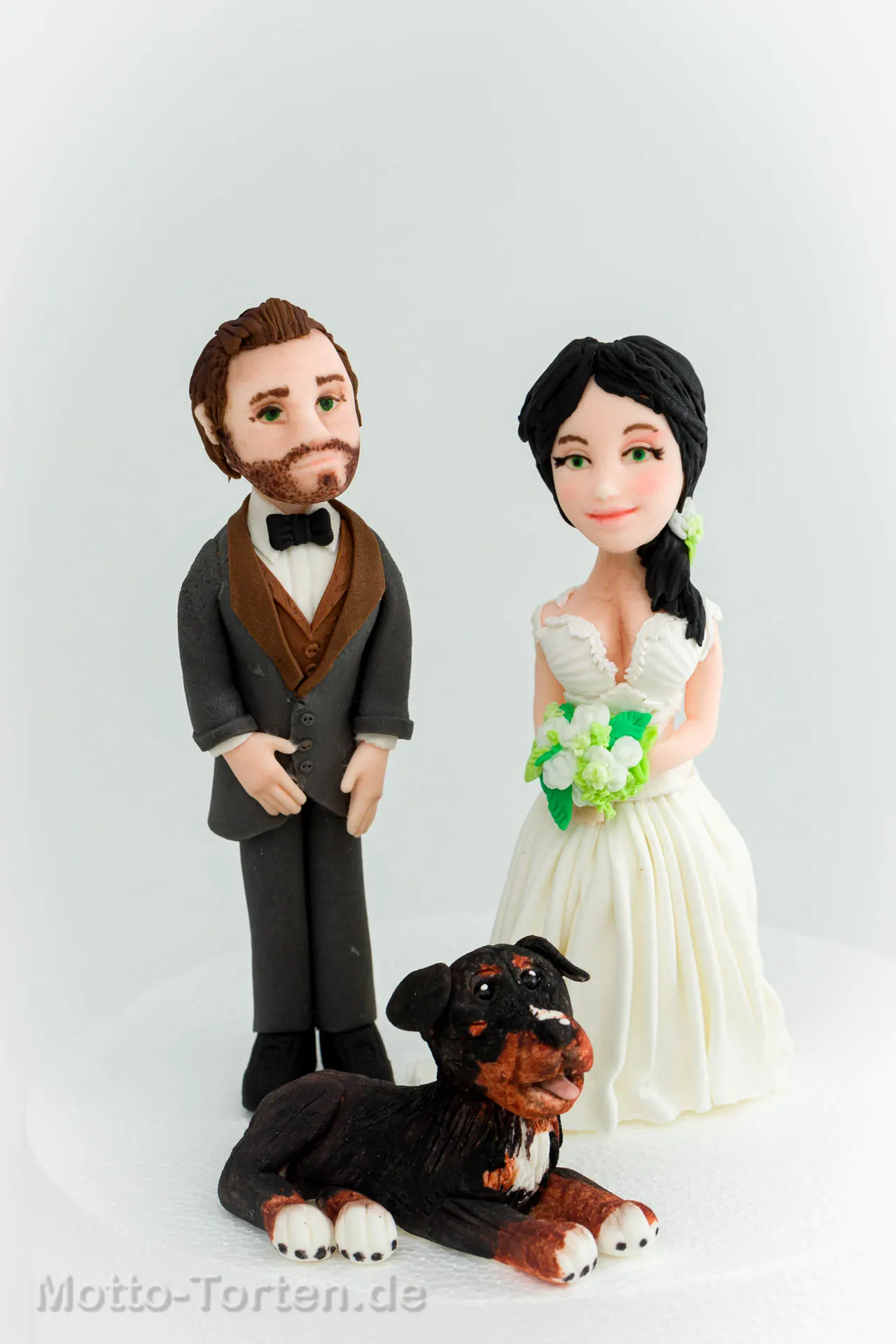 Fondantfigur eines Brautpaars mit Hund