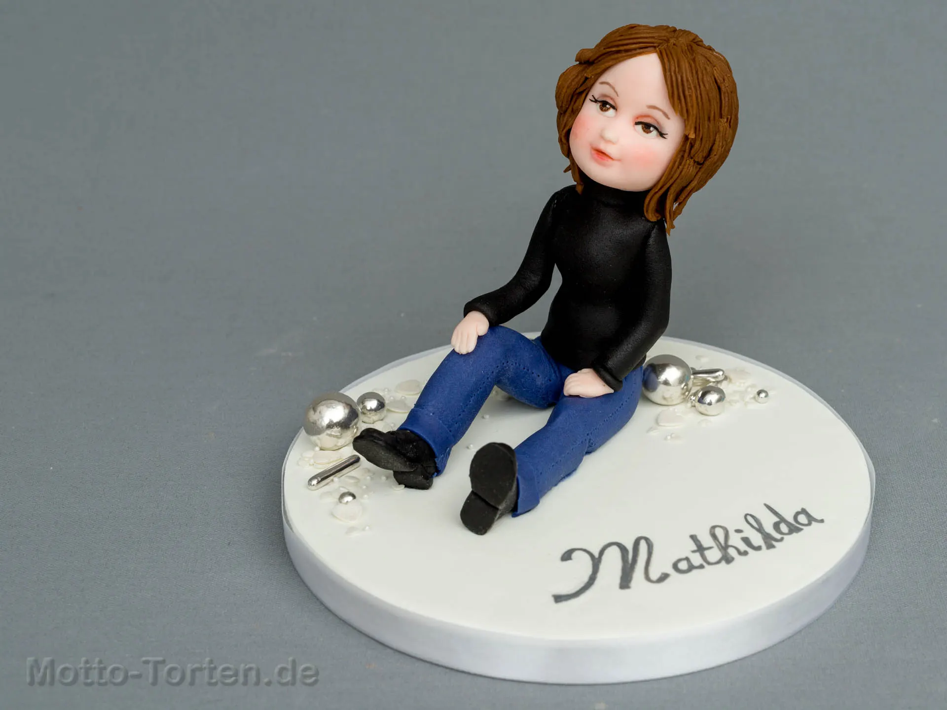 Handmodellierte Fondantfigur eines Mädchens