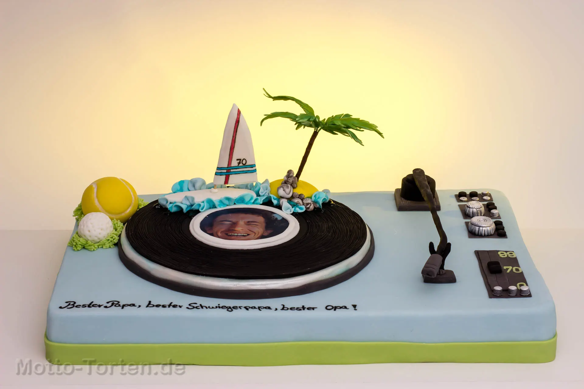 Geburtstagstorte in Form eines Plattenspielers mit Schallplatte aus Fondant, essbarem Foto, Palme, Surfbrett sowie Golf- und Tennisball