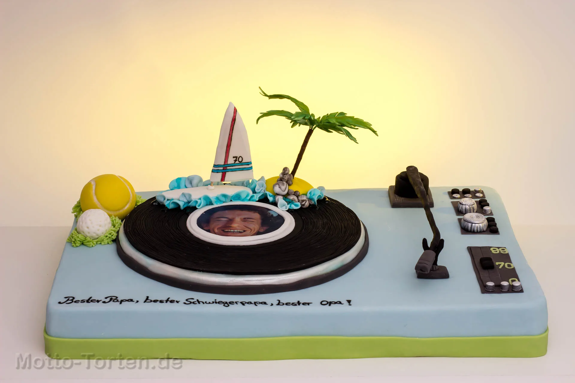 Geburtstagstorte in Form eines Plattenspielers mit Schallplatte aus Fondant, essbarem Foto, Palme, Surfbrett sowie Golf- und Tennisball
