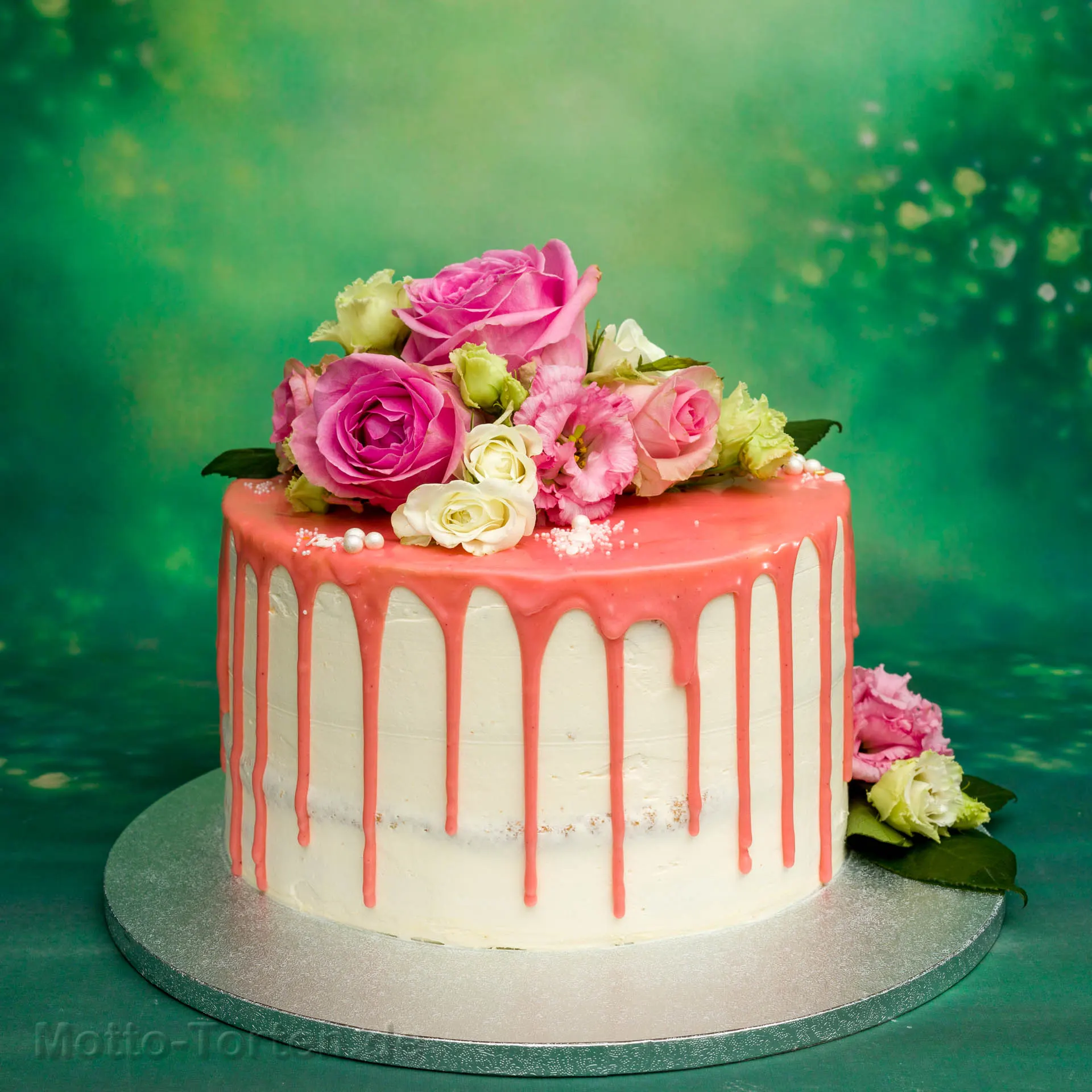 Halbnackte Buttercremetorte als Drip Cake