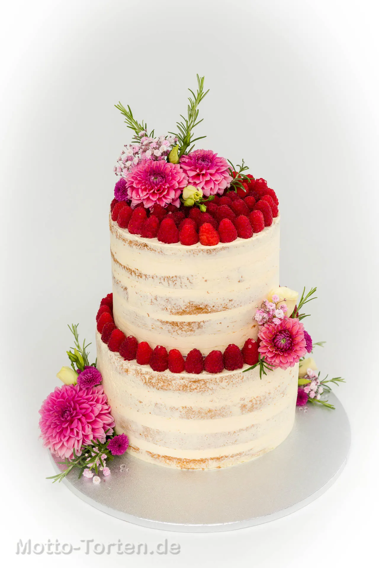 Halbnackte Hochzeitstorte mit frischen Himbeeren und zarter Buttercreme
