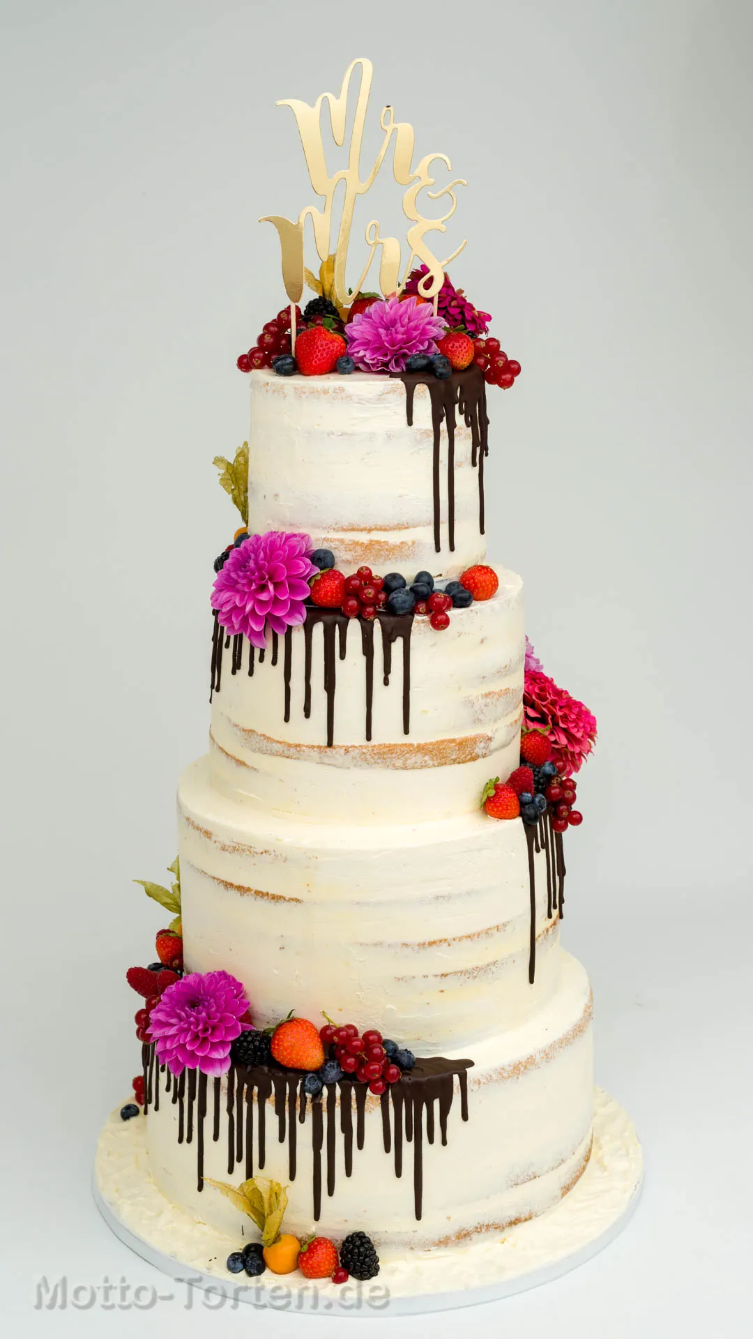 Half Naked Cake Hochzeitstorte mit Schokoladen-Drip und frischen Früchten