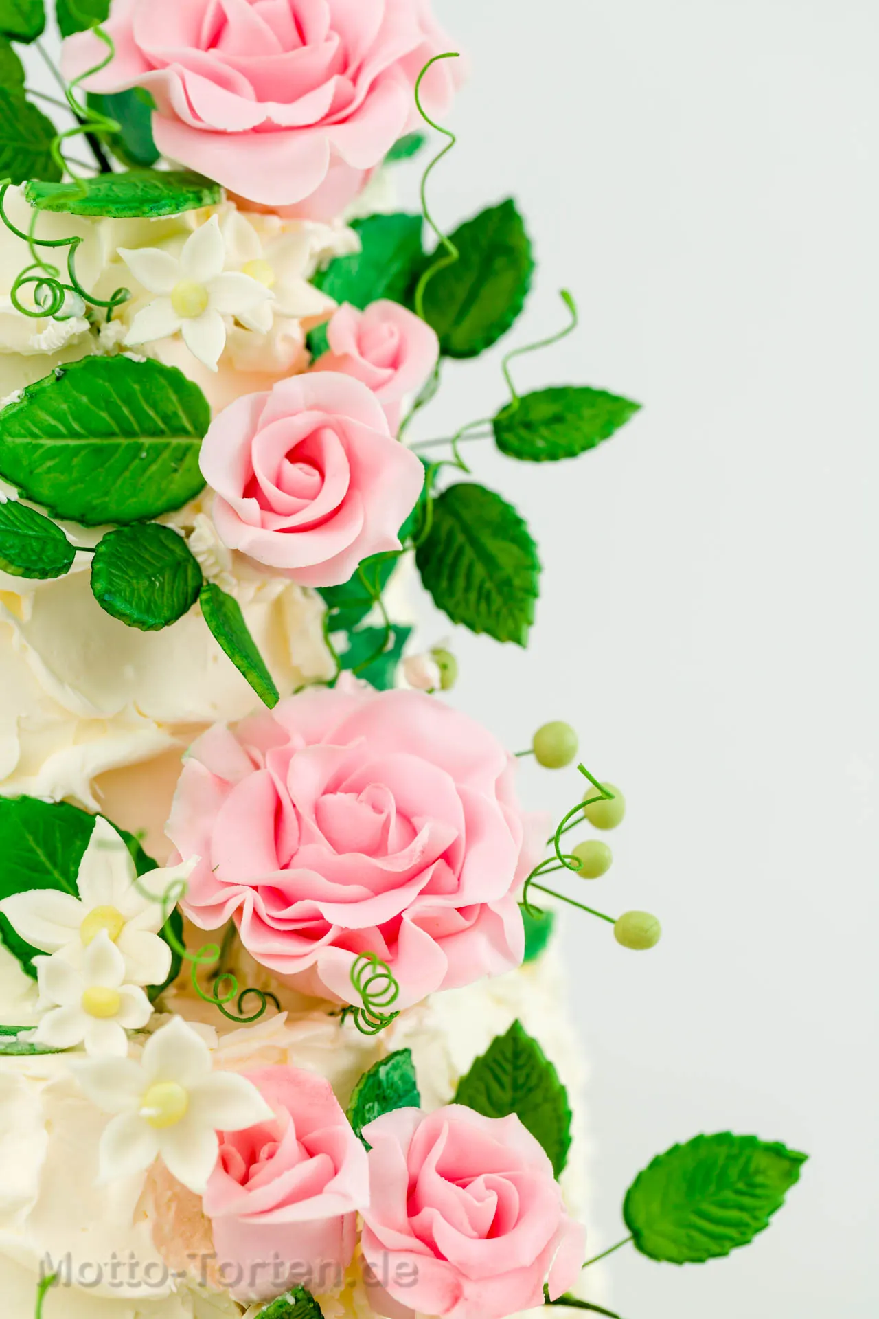 Hochzeitstorte mit rosafarbenen Rosen aus Zucker