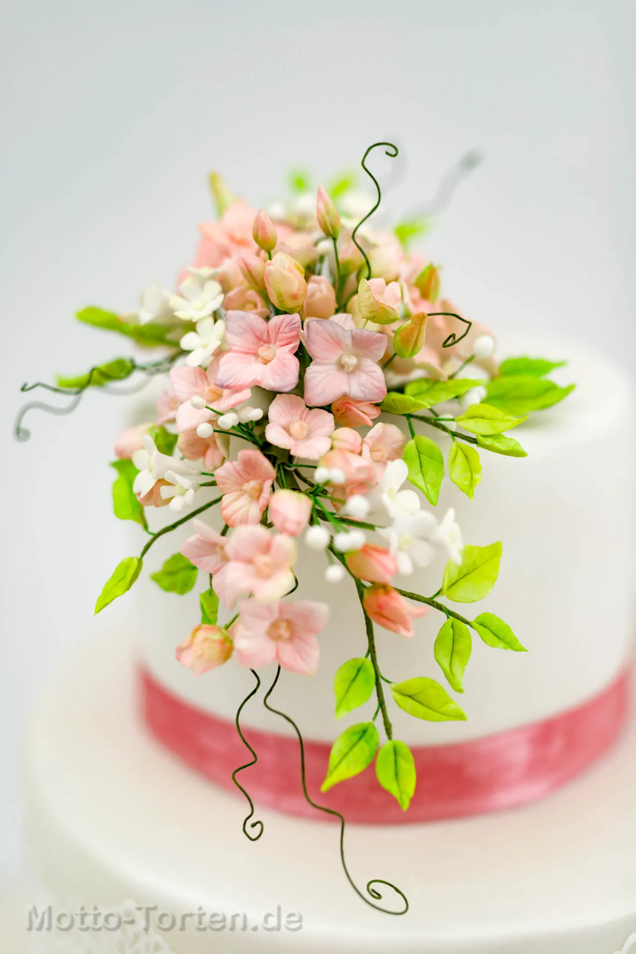Hochzeitstorte mit feinem Blütendekor – Ansicht 2