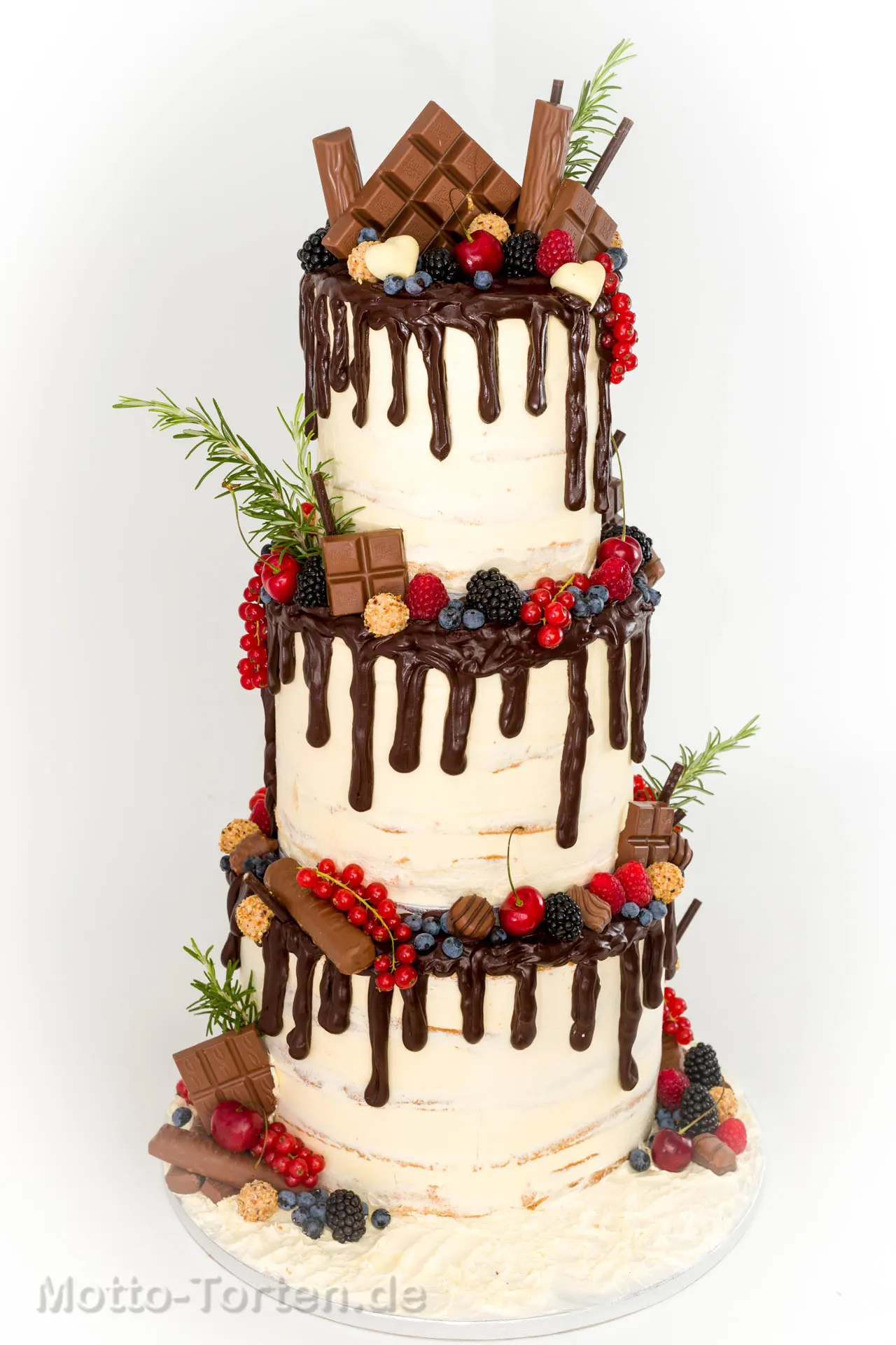 Dreistöckige Hochzeitstorte ohne Fondant mit durchschimmernden Böden, dunklem Schokodrip, Schokoladentafeln, frischen Beeren, Kirschen und Rosmarin