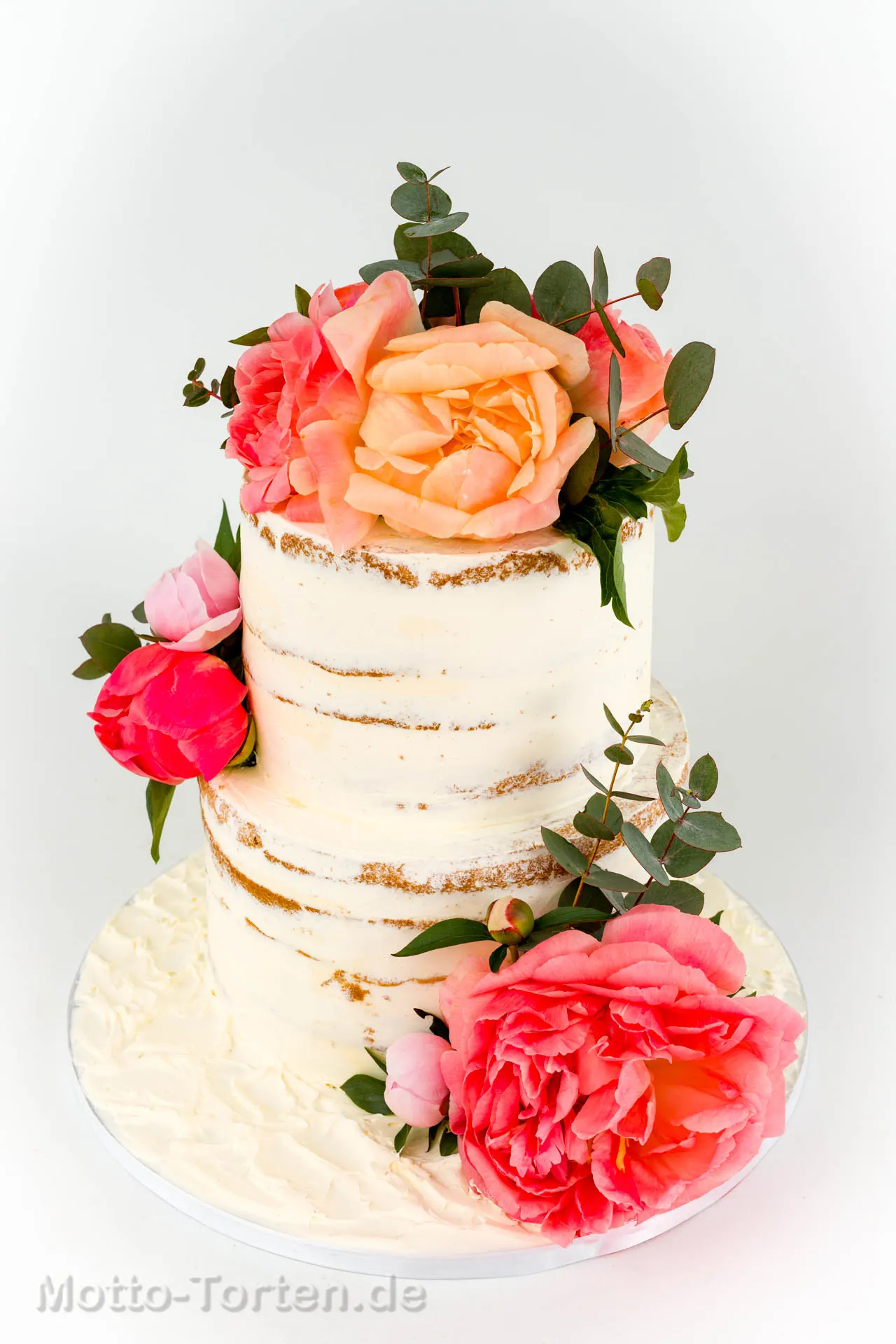 Halbnackte mehrstöckige Hochzeitstorte mit Beeren