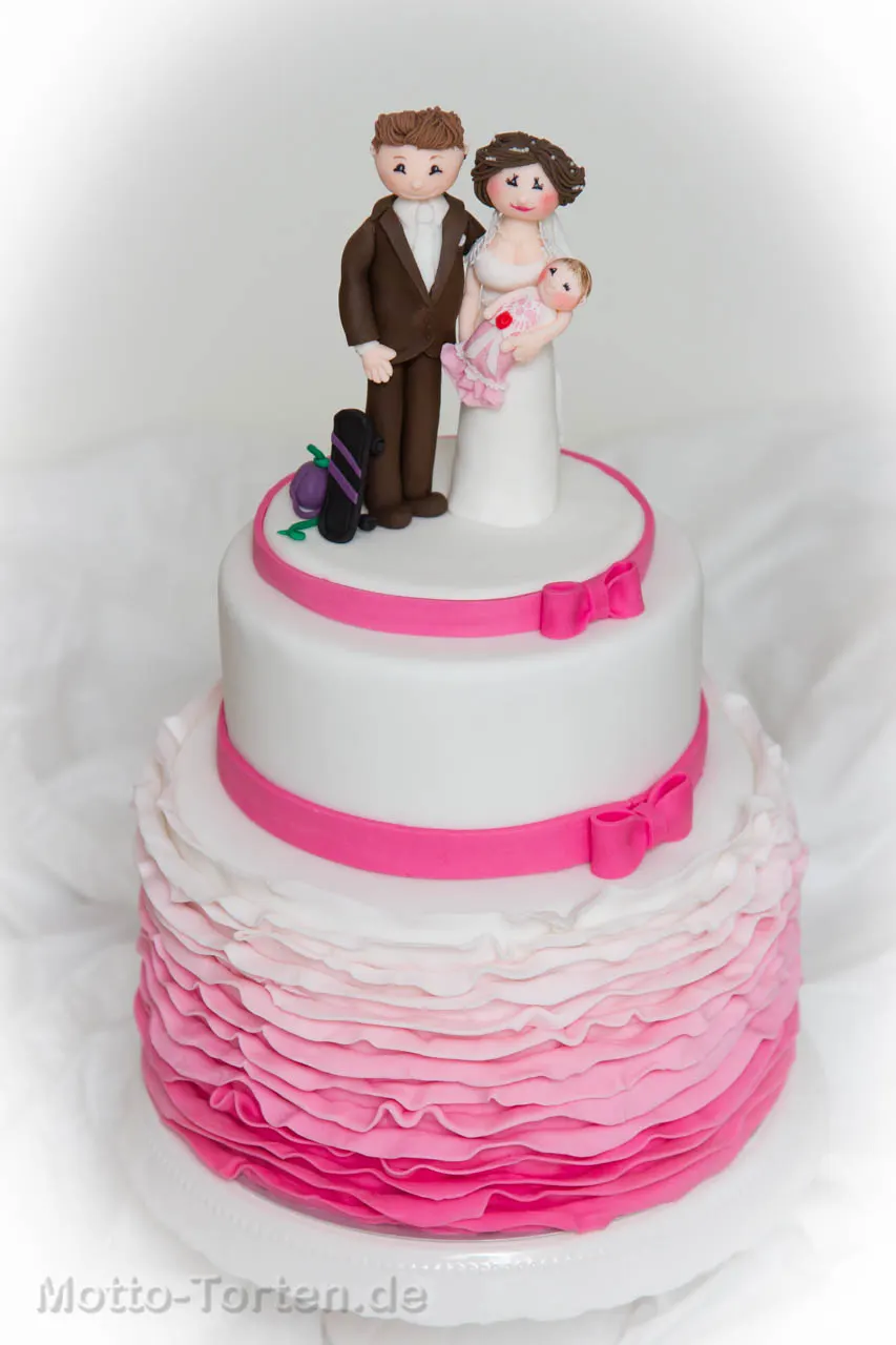 Hochzeitstorte mit Rüschen aus Fondant im Ombré-Verlauf, einzeln ausgestochen und angelegt