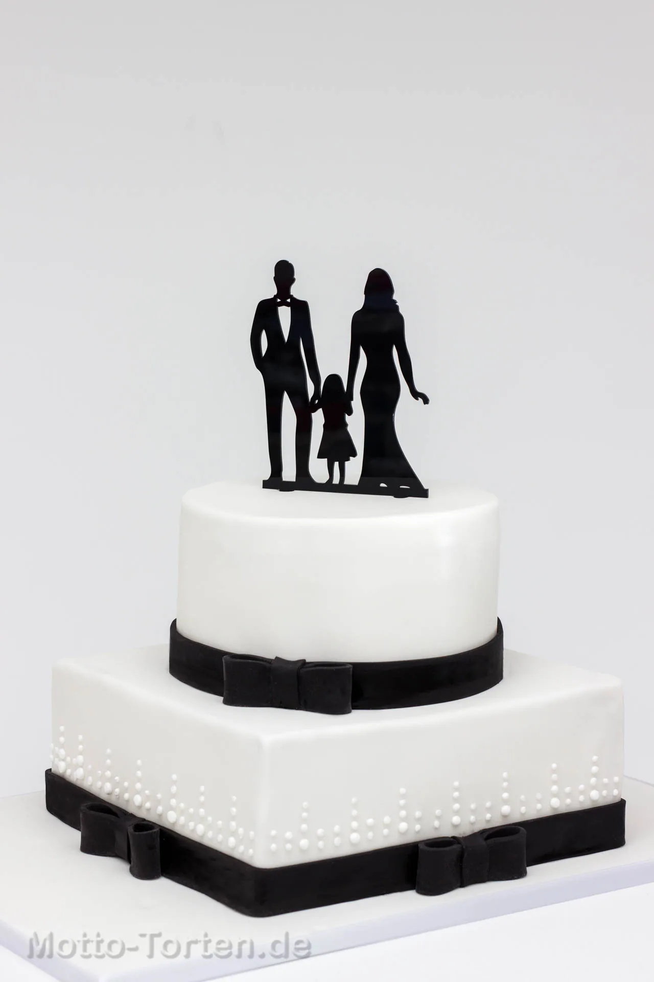 Elegante Hochzeitstorte in Schwarz und Weiß