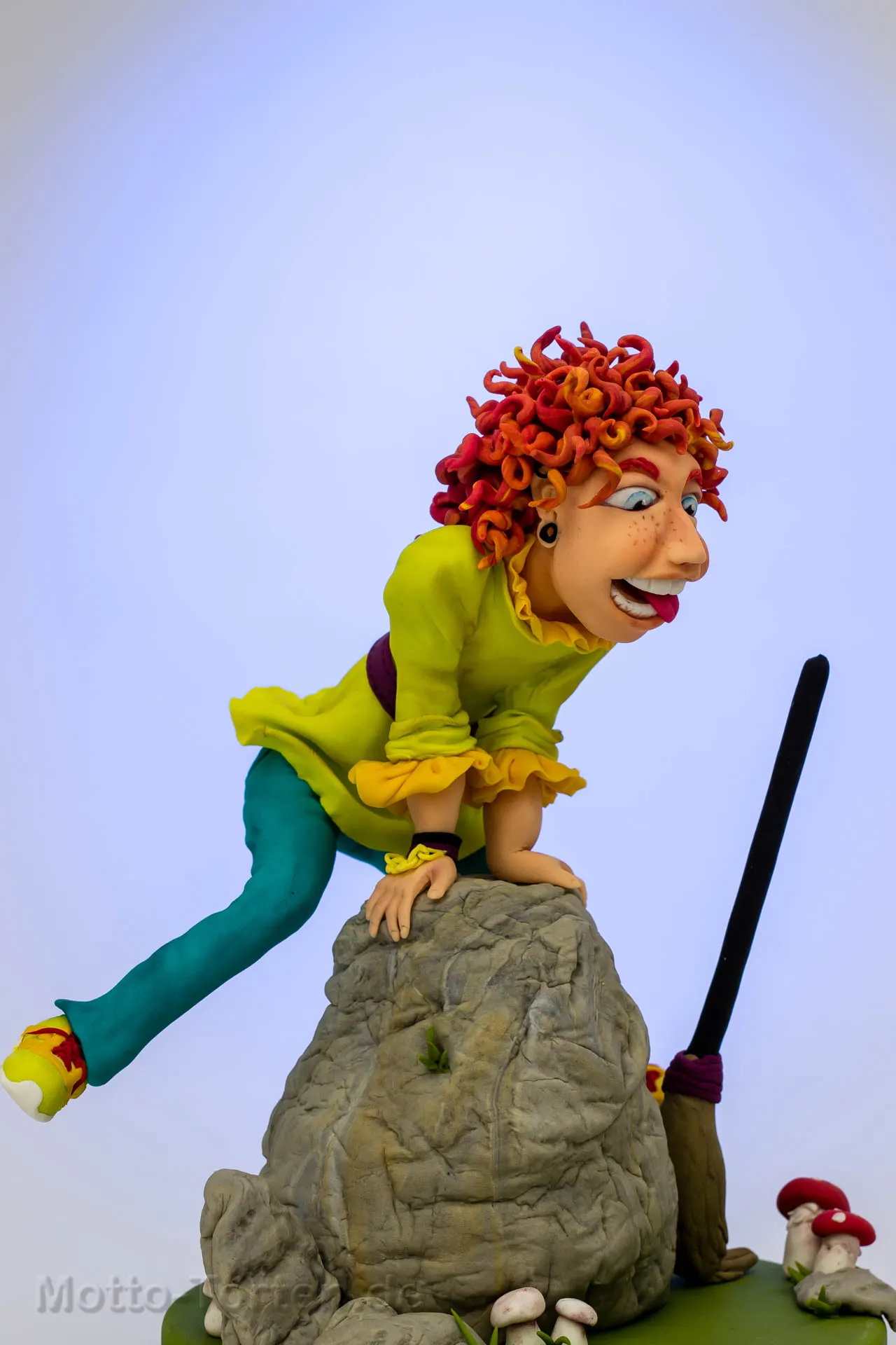 Handmodellierte Hexenfigur aus Fondant