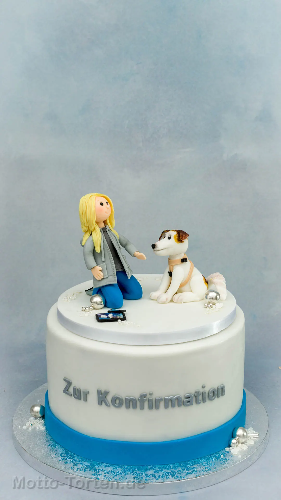 Konfirmationstorte mit modellierter Figur und Hund