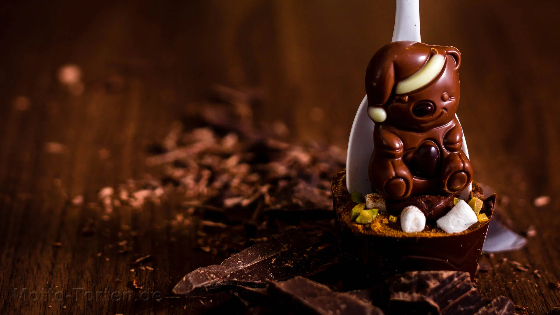 Schokoladenlöffel für heiße Schokolade, mit Mini-Marshmallows und kleinen Schokoladenfiguren verziert