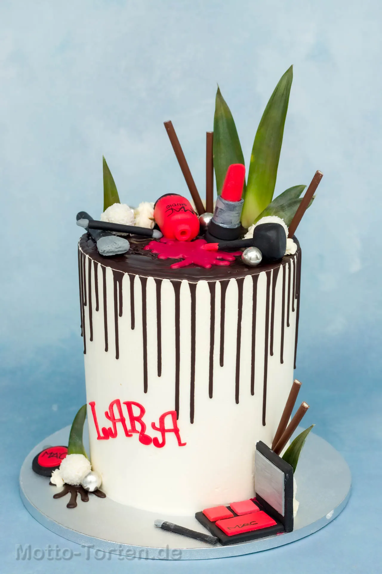 Drip Cake mit Make-up-Motiven aus Fondant