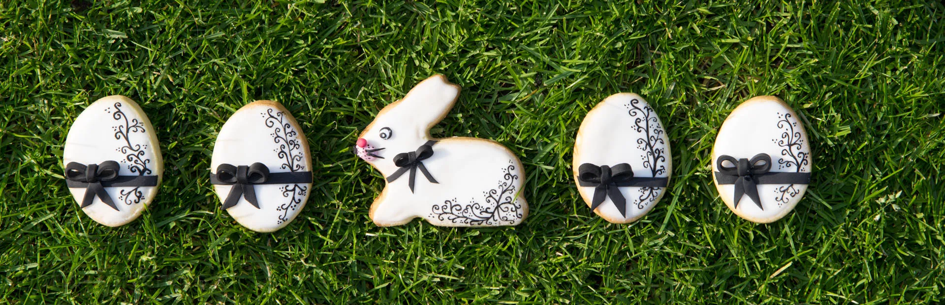 Ausgestochene Osterplätzchen als Eier und Hasen, mit weißem und buntem Zuckerguß verziert