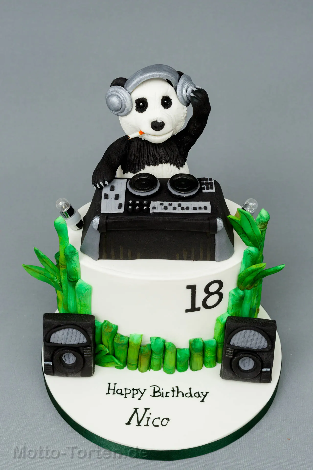 Handmodellierte Panda-Figur als DJ aus Fondant