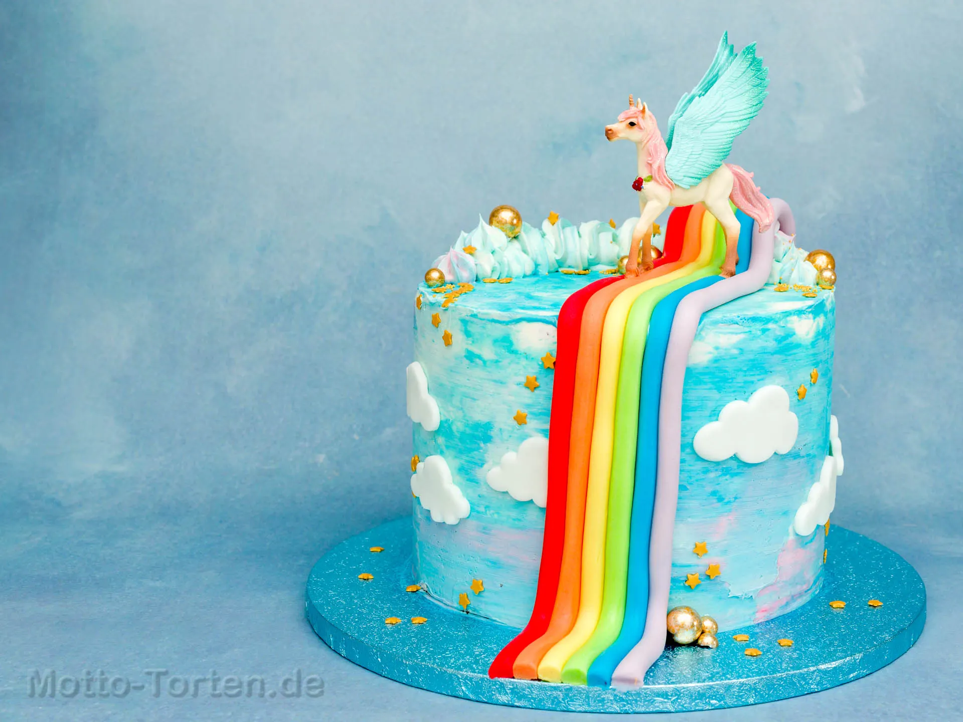 Bunte Buttercremetorte mit Pegasus und Regenbogen