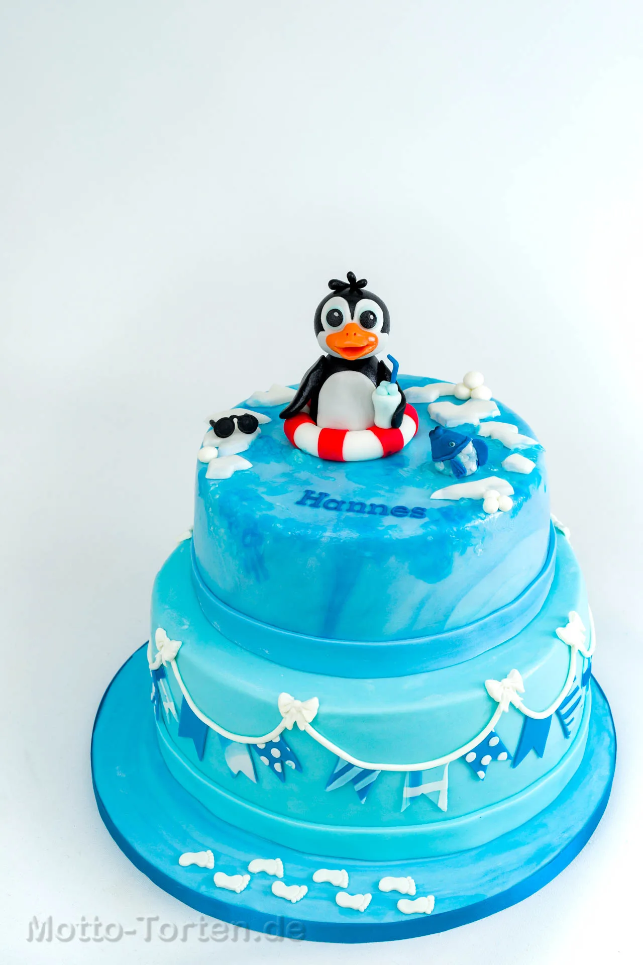 Babytorte mit modelliertem Pinguin