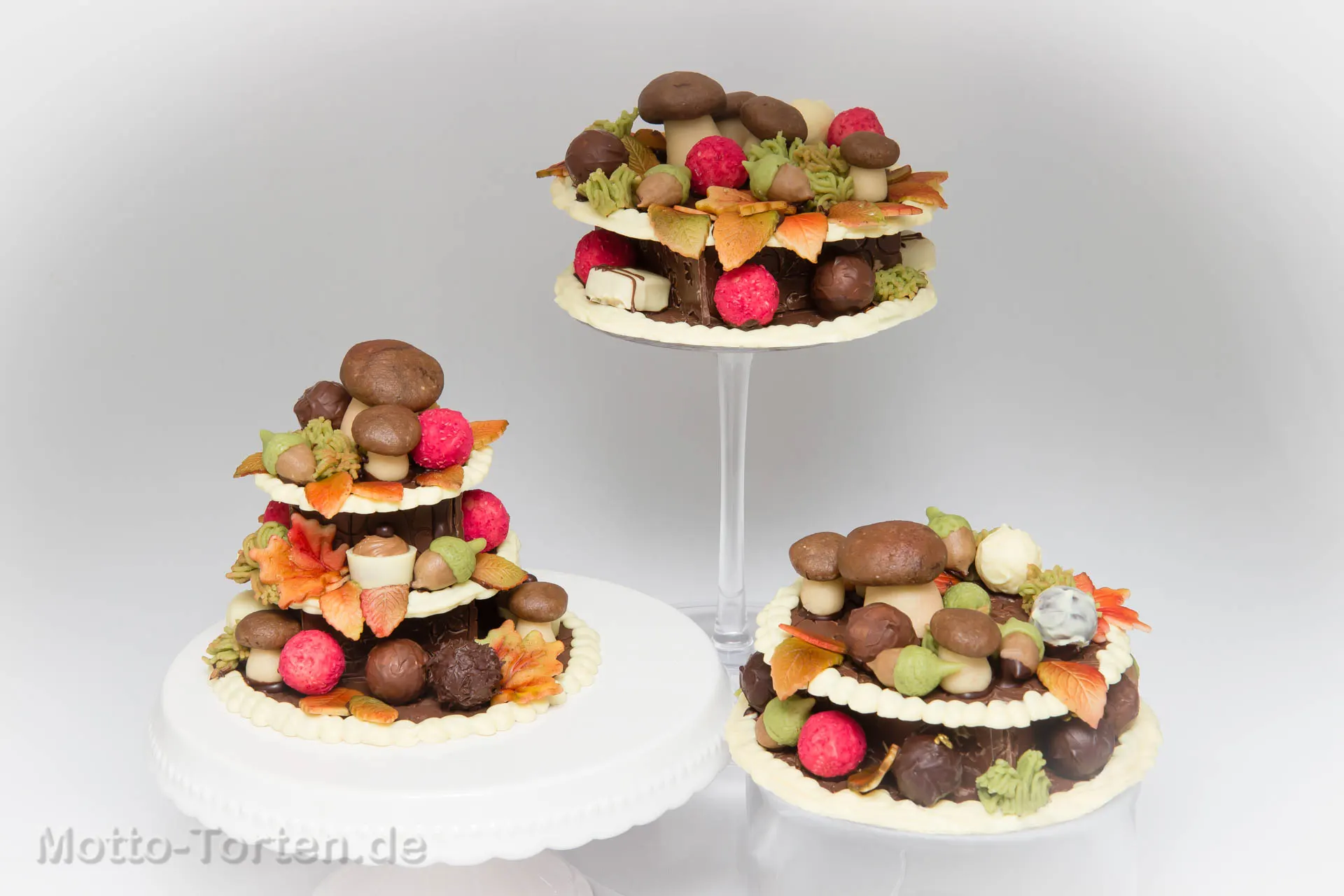 Mehrere Bonbonieren aus Schokolade mit herbstlicher Dekoration aus Marzipan: Pilze, Blätter und Eicheln
