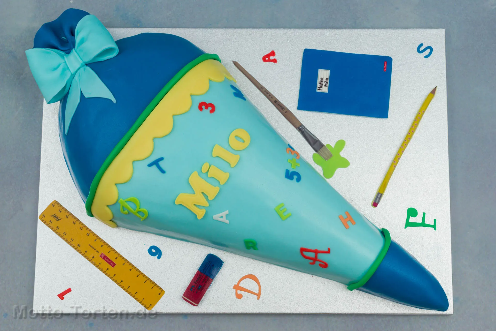 Torte in Form einer Schultüte zur Einschulung