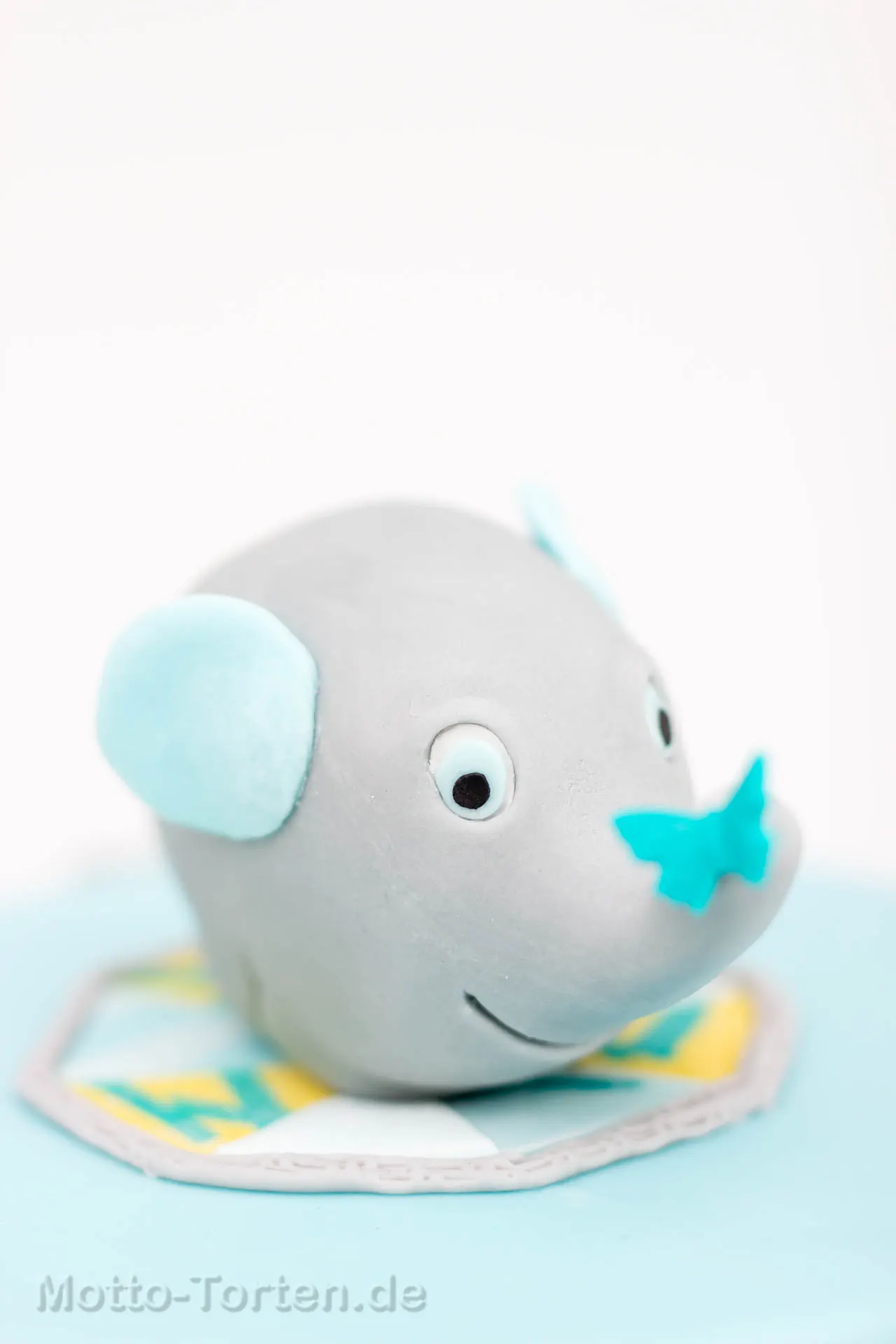 Handmodellierter Elefant für eine Tauftorte