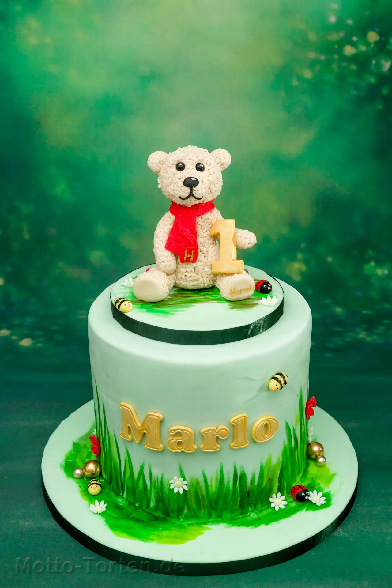 Babytorte mit modelliertem Teddybär